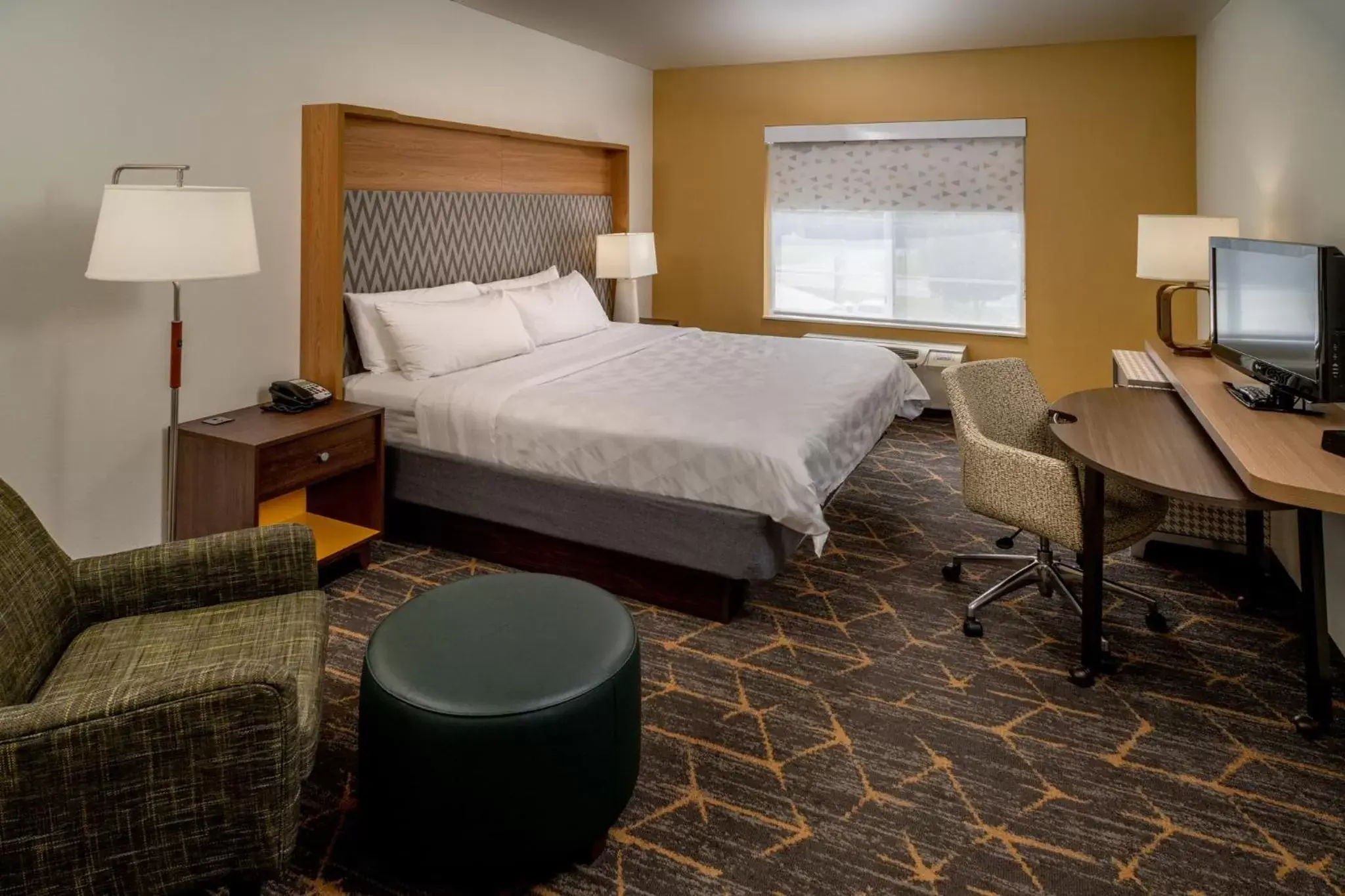 Photo of the whole room, Bed in Holiday Inn Hotel & Suites Beckley, an IHG Hotel