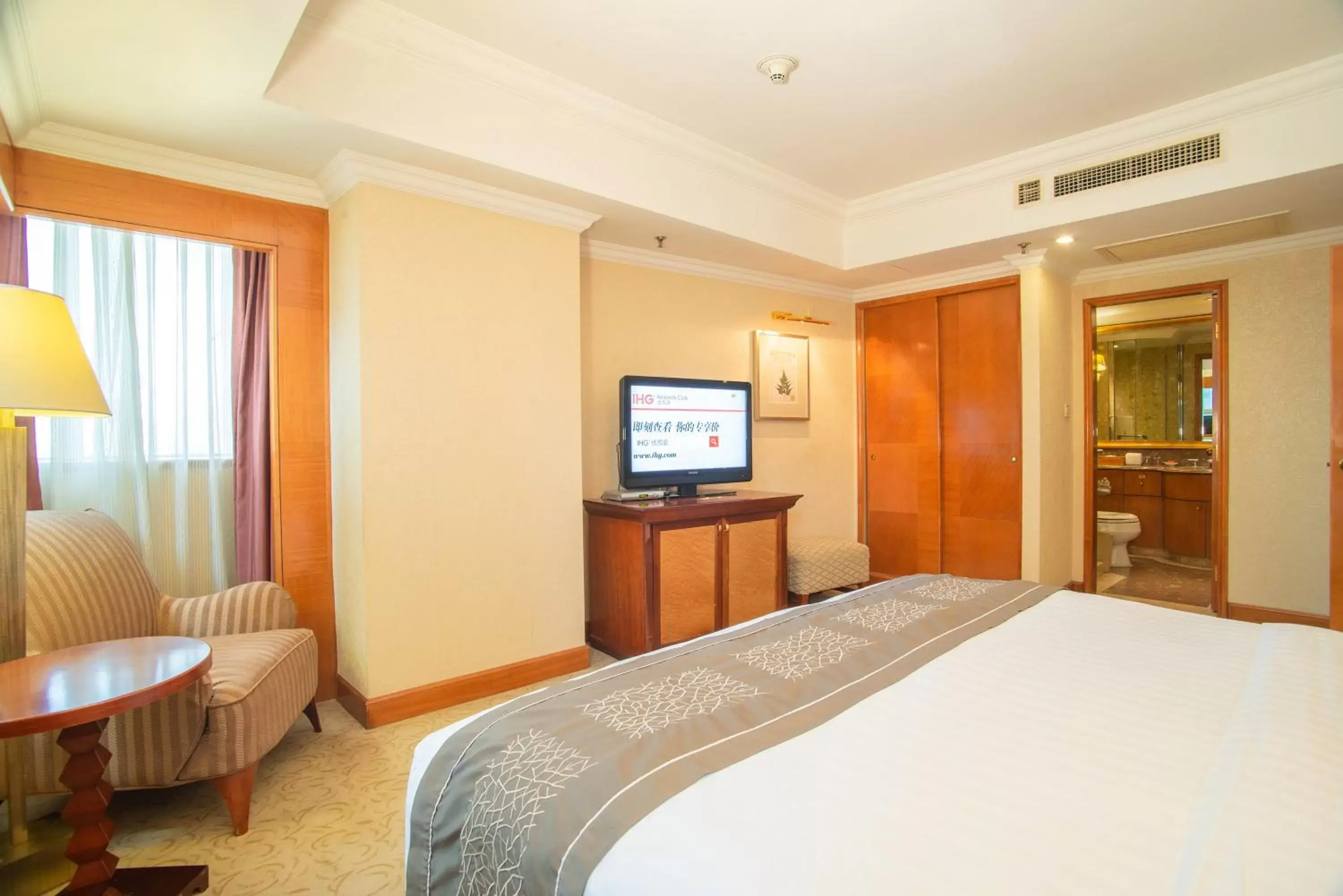 Photo of the whole room, Bed in Crowne Plaza Qingdao, an IHG Hotel