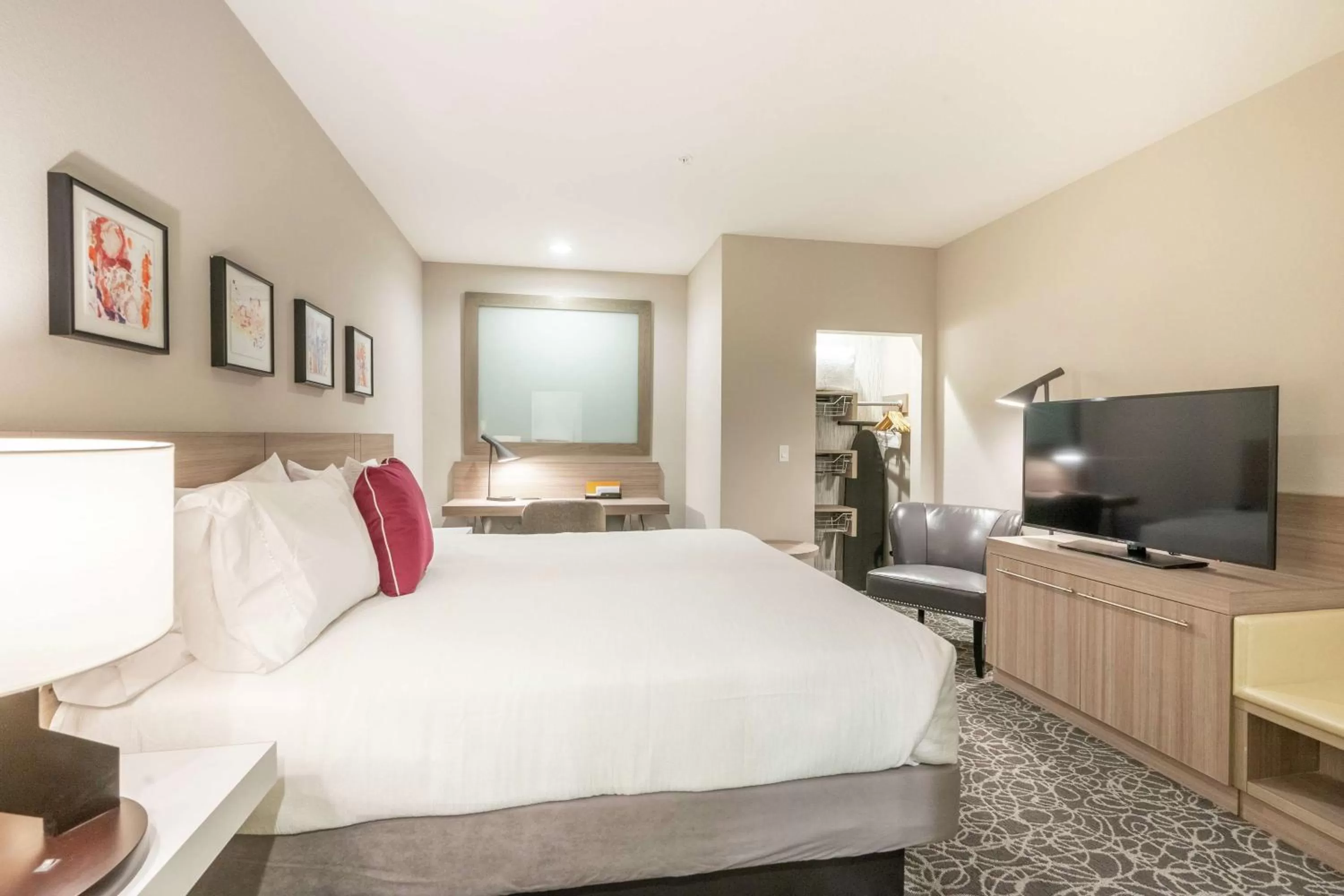 Bedroom, Bed in Hilton Garden Inn Wichita Downtown, Ks