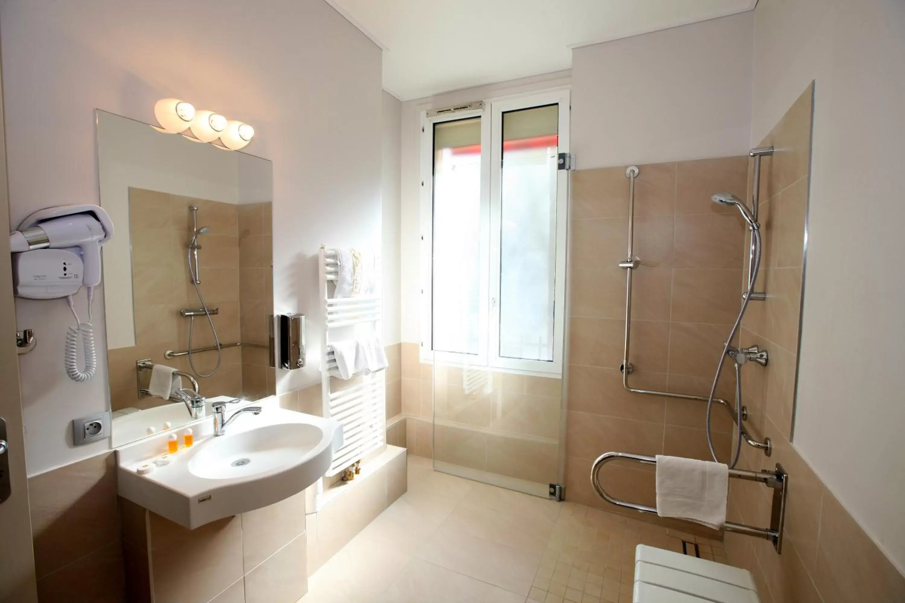 Bathroom in Hôtel Sunny