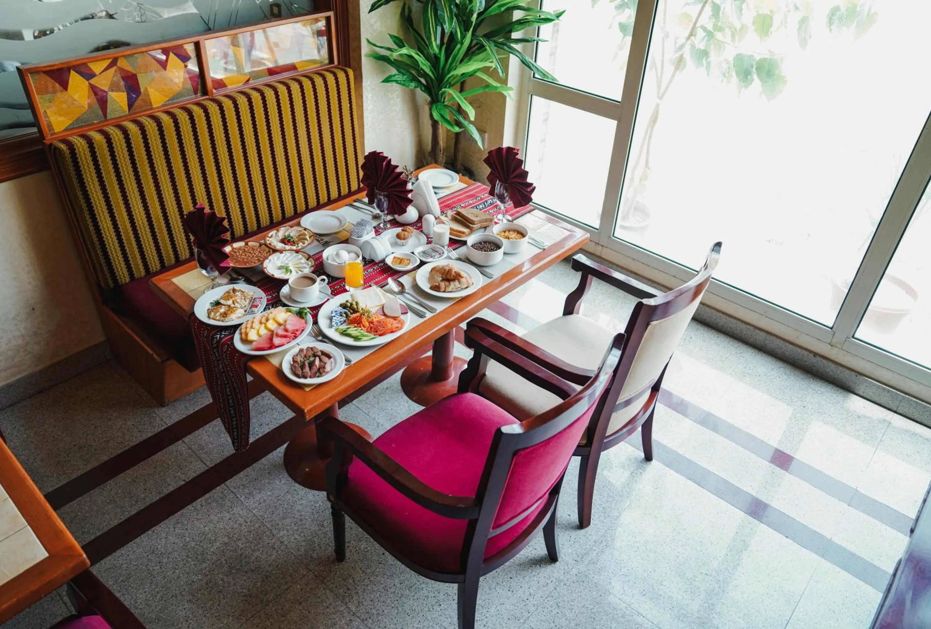 Restaurant/places to eat in Safeer International Hotel By Brothers International