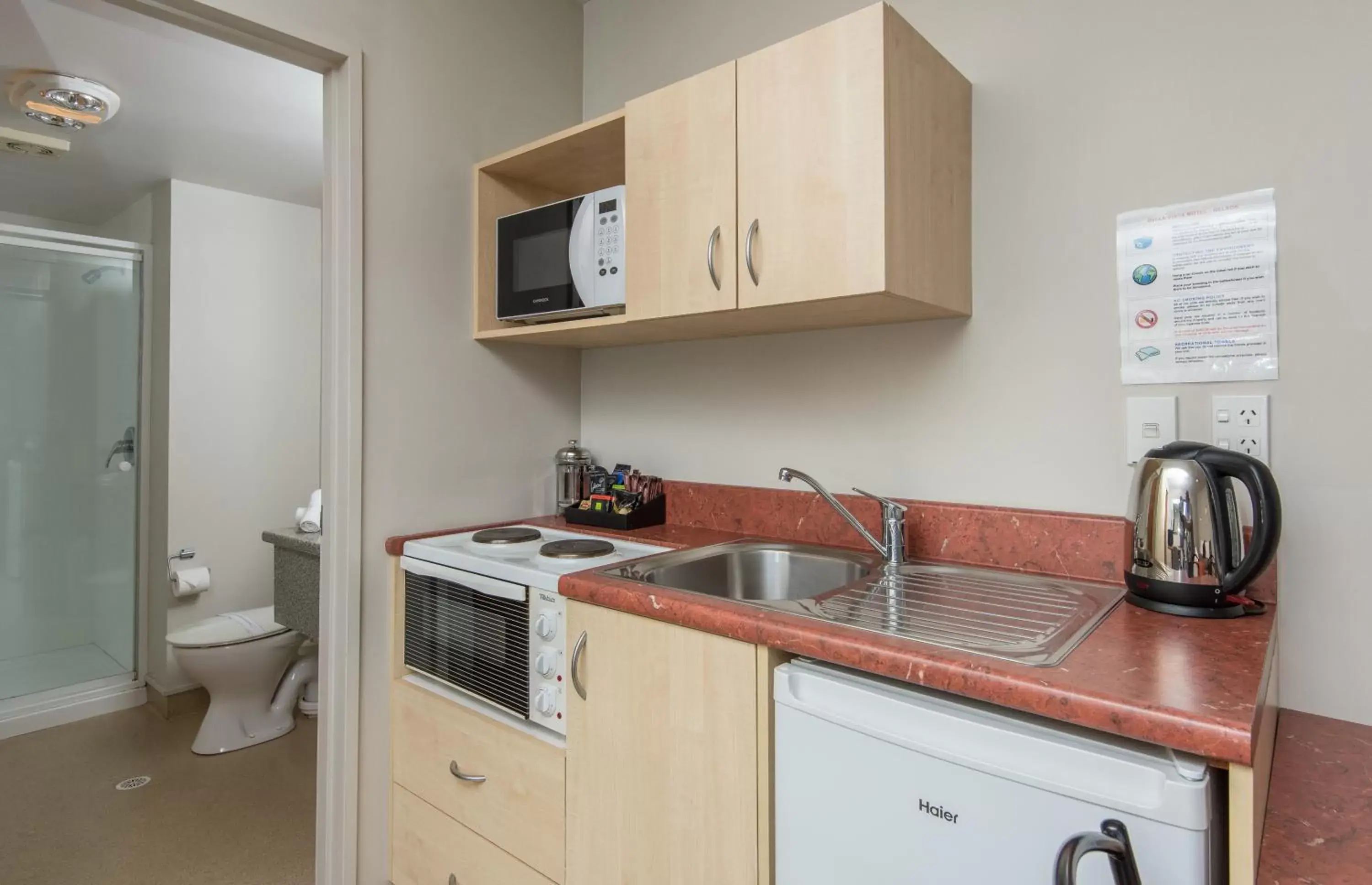 Kitchen or kitchenette, Kitchen/Kitchenette in Bella Vista Motel Nelson