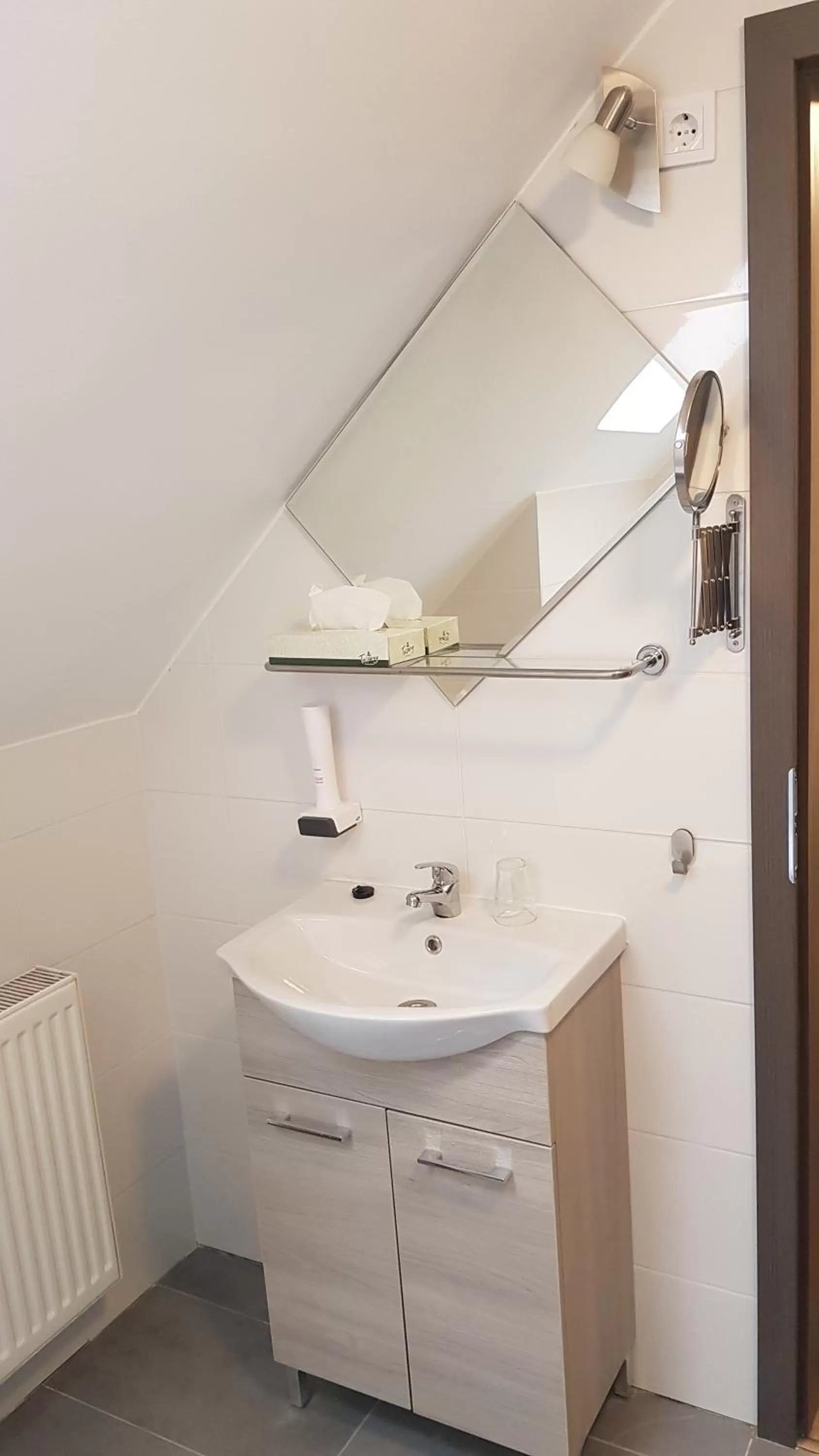 Bathroom in HBH Bajor Sörház, Étterem és Panzió