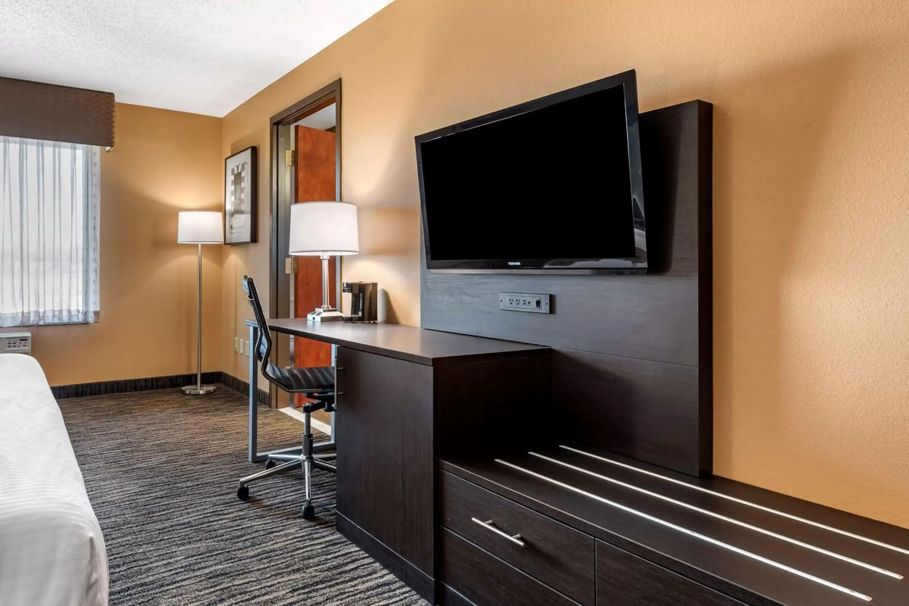 Photo of the whole room, TV/Entertainment Center in Best Western the Inn at the Fairgrounds