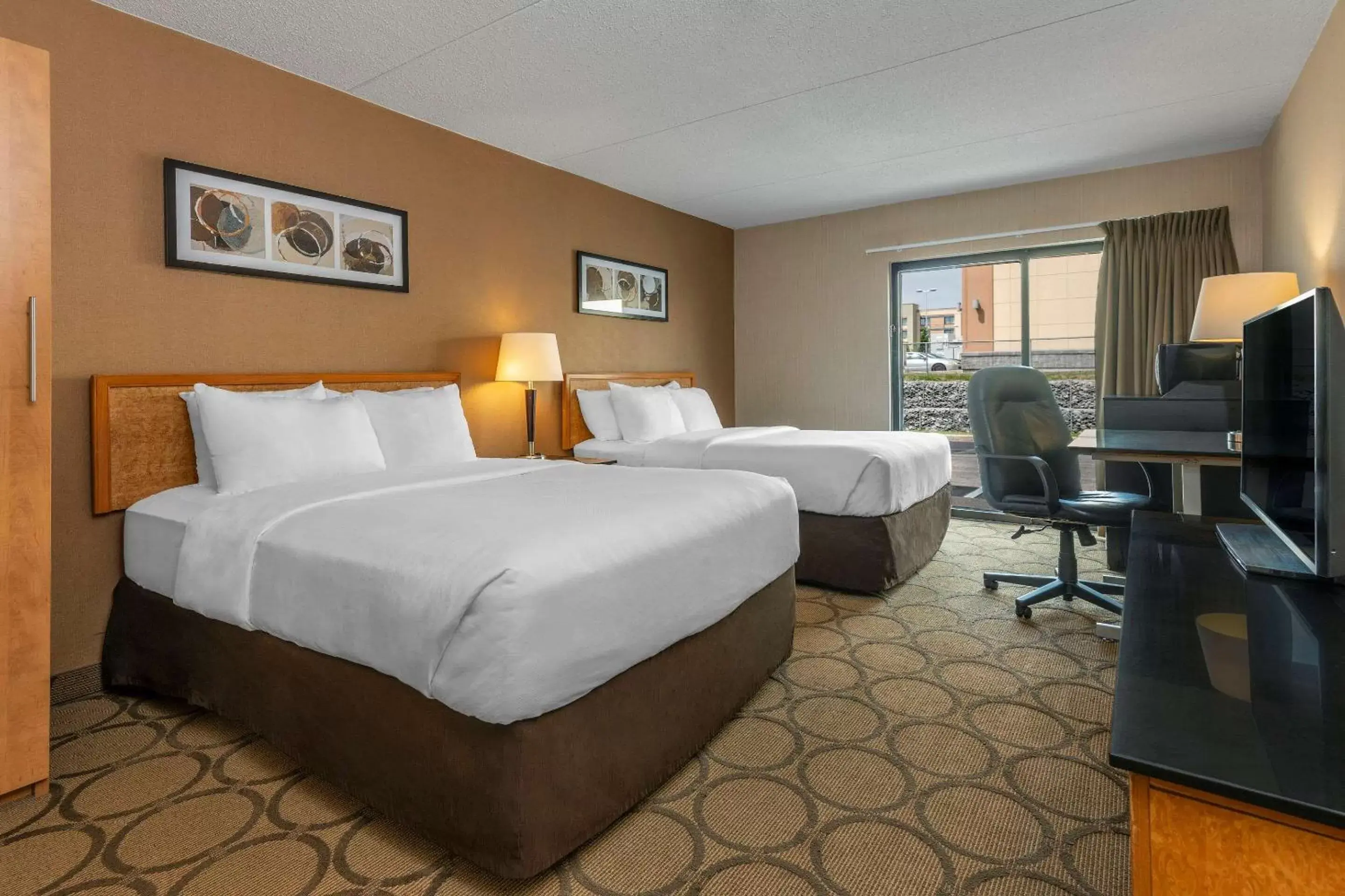 Photo of the whole room, Bed in Comfort Inn Sherbrooke