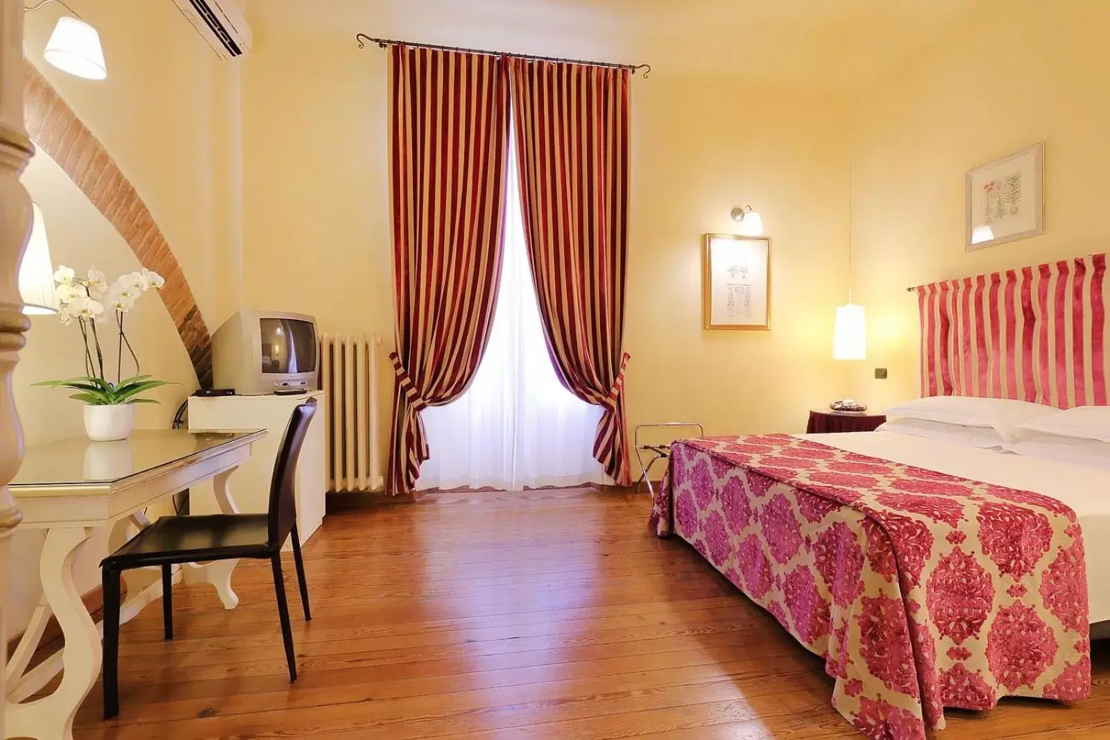 Bed in Relais Lavagnini Florence