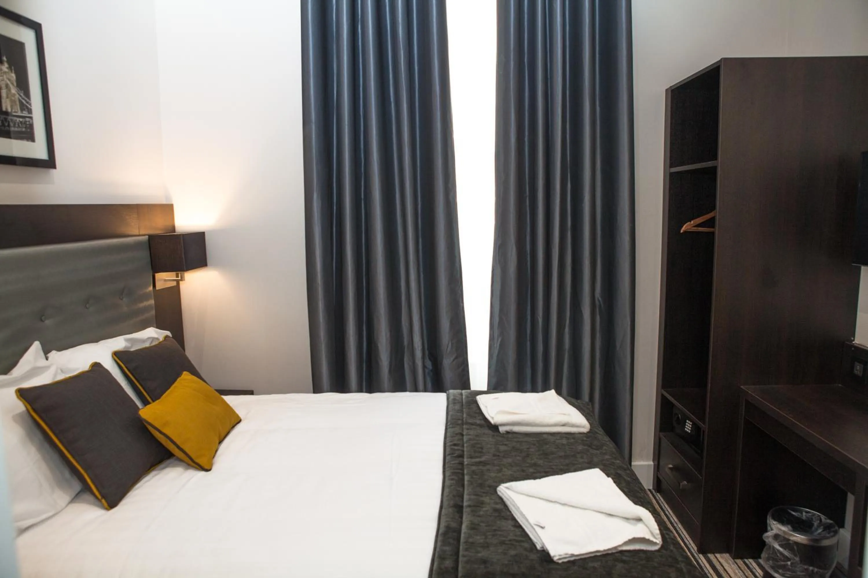 Photo of the whole room, Bed in The Tudor Inn Hotel