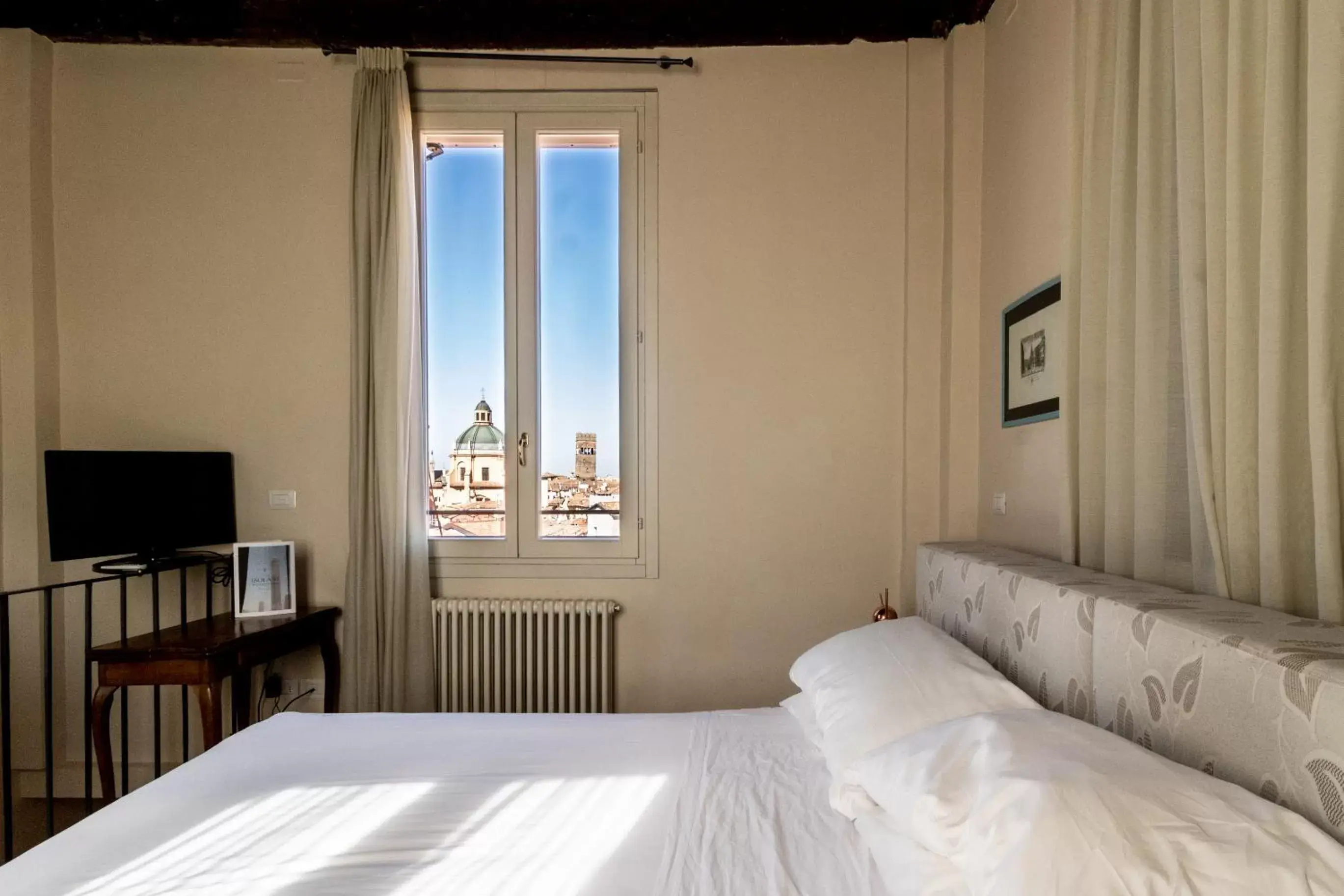 Bedroom, Bed in Casa Isolani - Santo Stefano