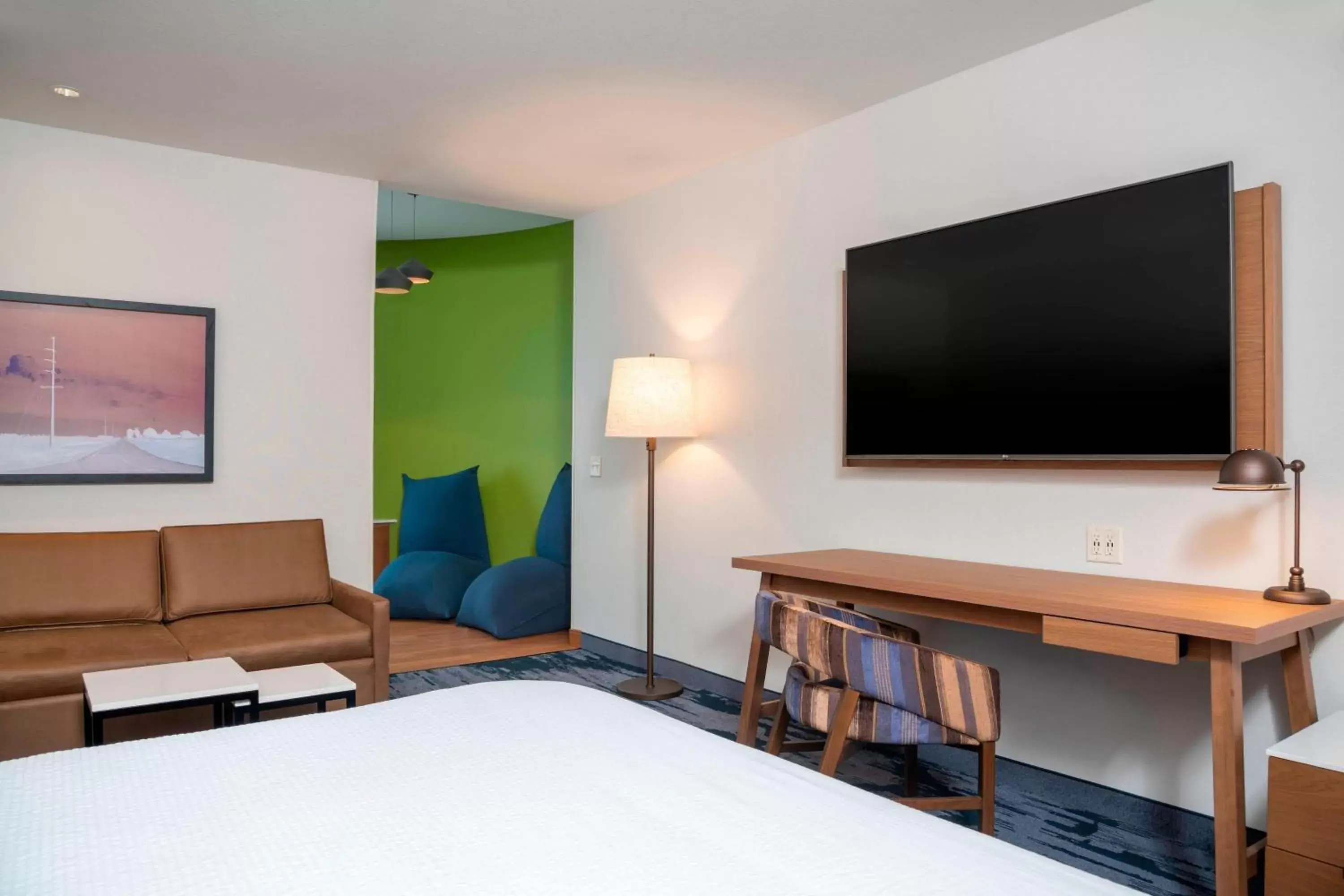 Bedroom, TV/Entertainment Center in Fairfield Inn & Suites by Marriott Fair Oaks Farms