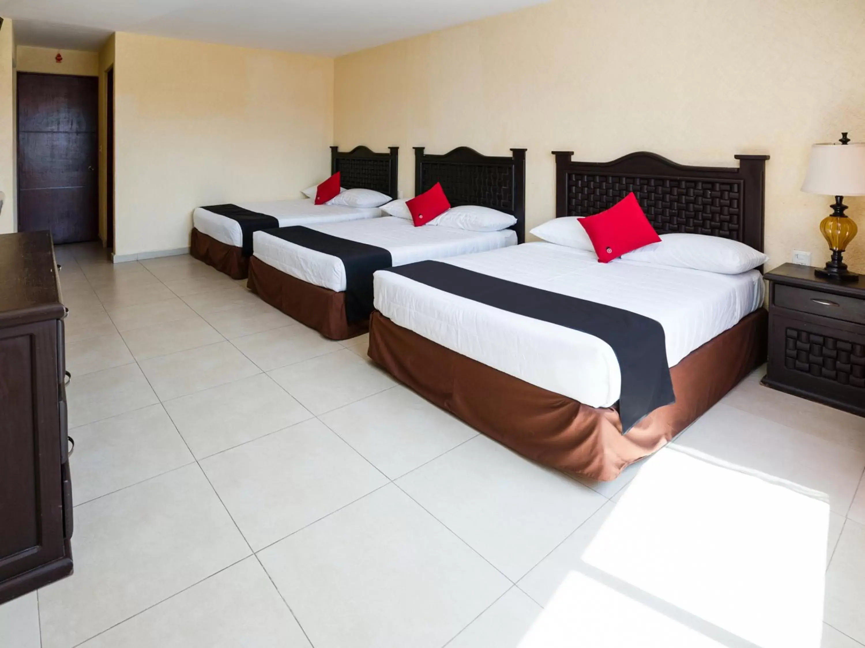 Bedroom, Bed in Capital O Hotel Los Caracoles, Acapulco