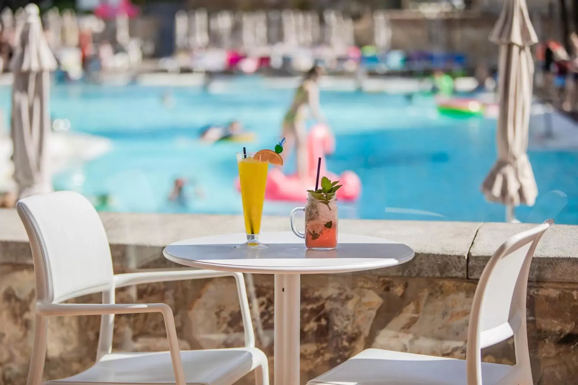 Drinks, Swimming Pool in Servatur Waikiki