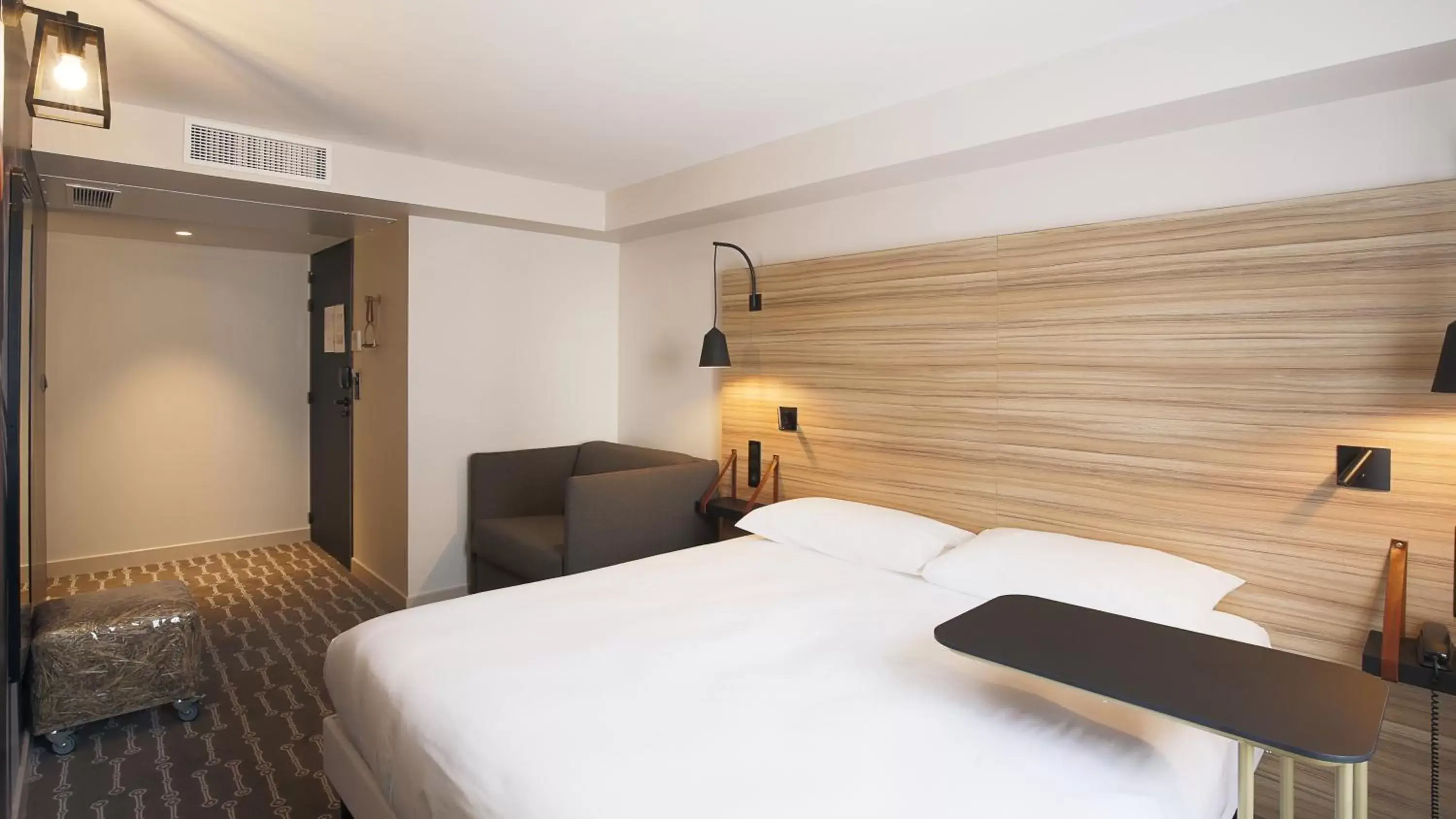 Photo of the whole room, Bed in ibis Styles Laval Centre Gare