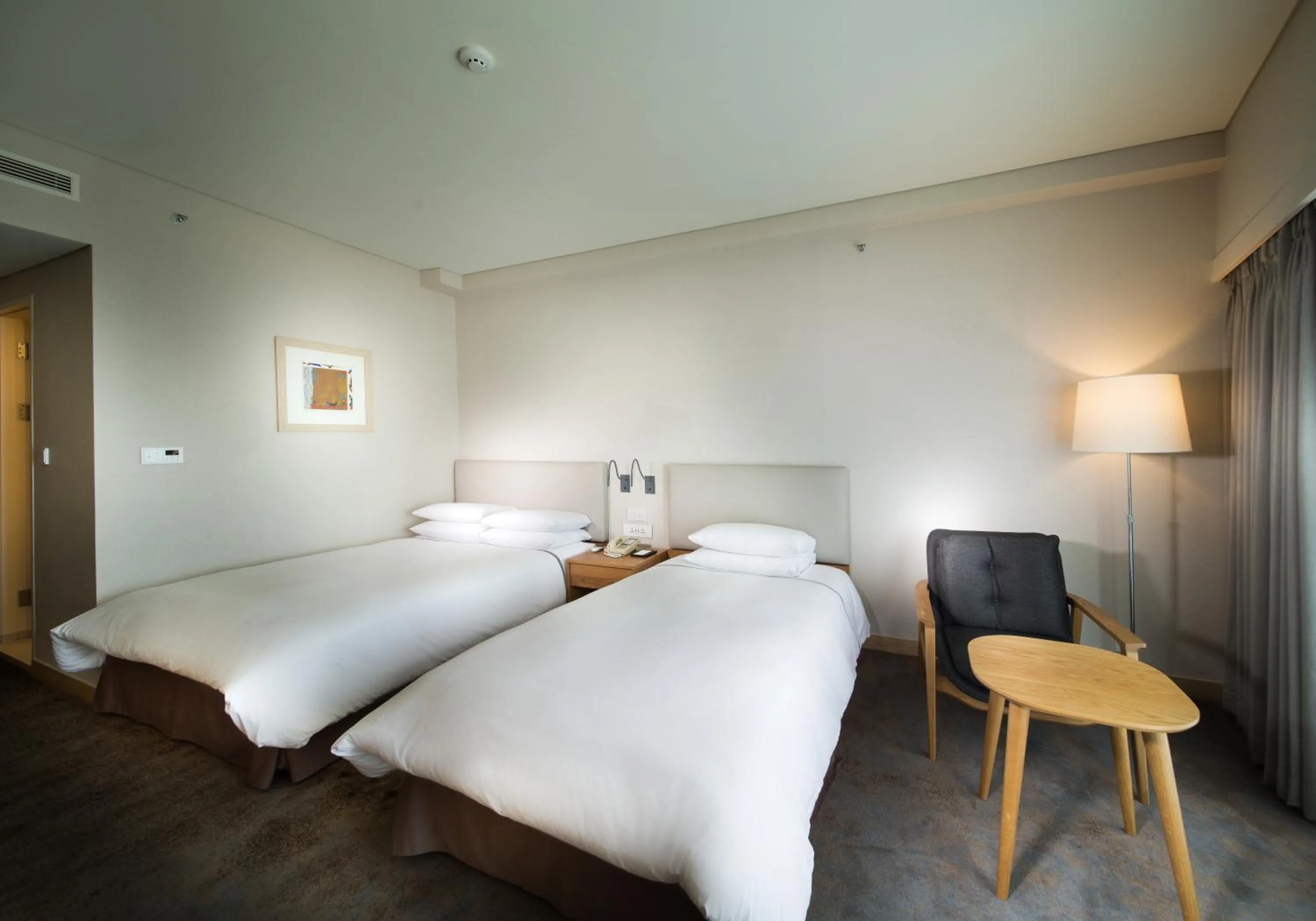 Bedroom, Bed in Seogwipo KAL Hotel