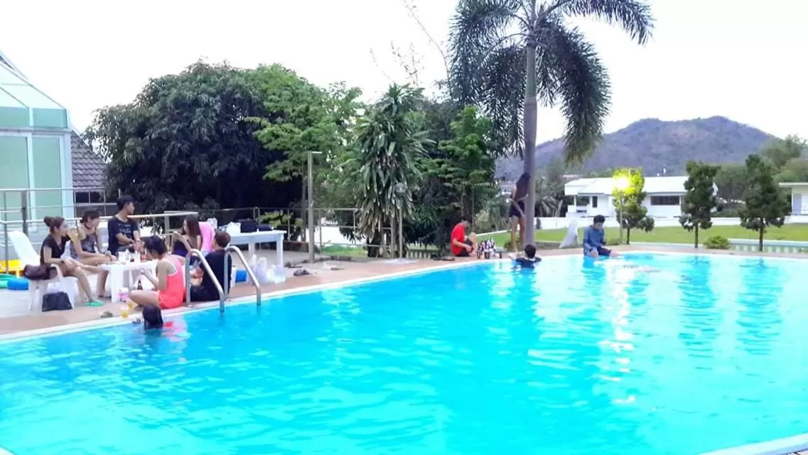 Swimming pool in โรงแรม ชาโตว์วิสต้า