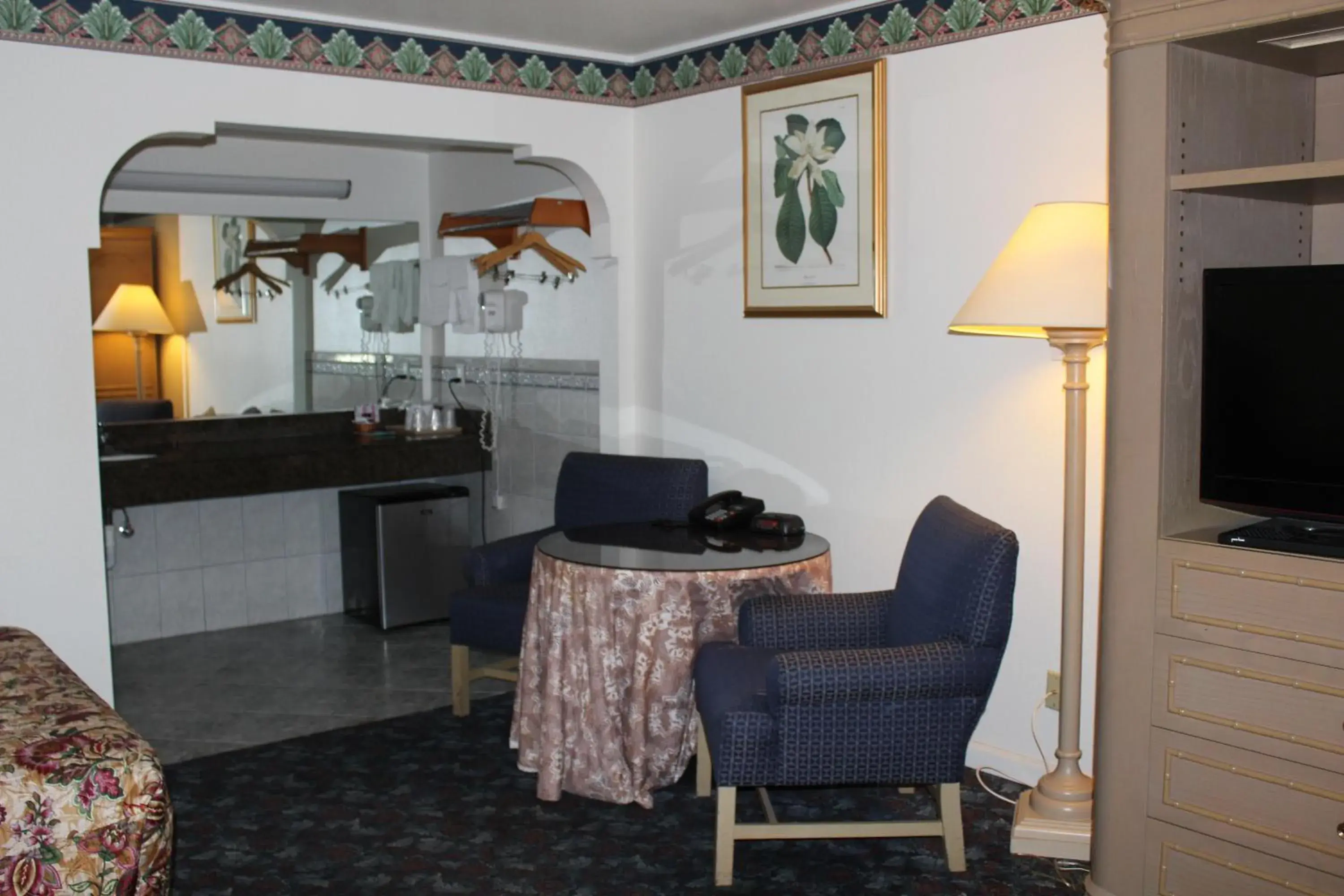 Seating area, Kitchen/Kitchenette in Best Whittier Inn