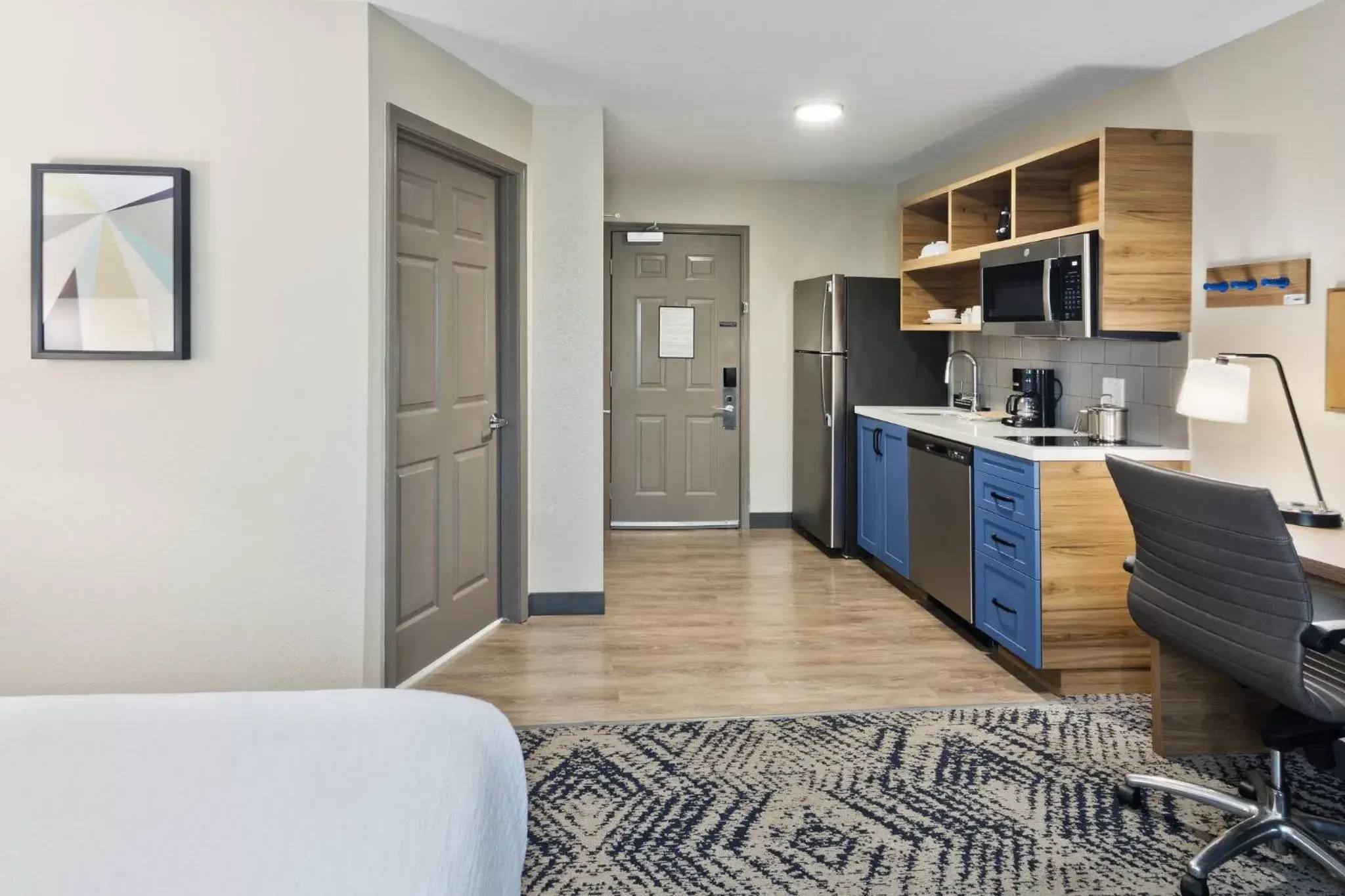 Photo of the whole room, Kitchen/Kitchenette in Candlewood Suites Eastchase Park, an IHG Hotel