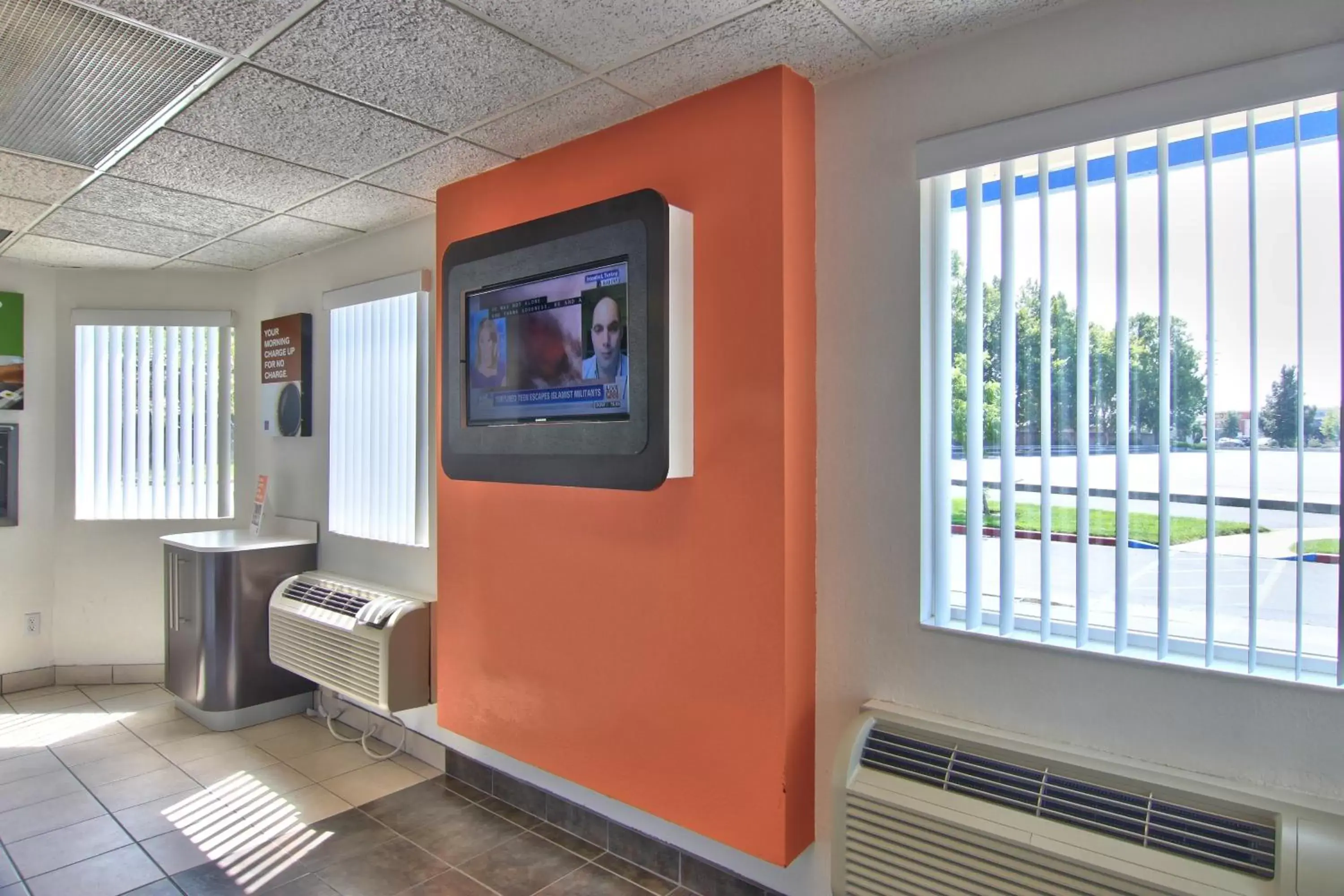 Lobby or reception, TV/Entertainment Center in Motel 6-Sacramento, CA - South Sacramento and Elk Grove