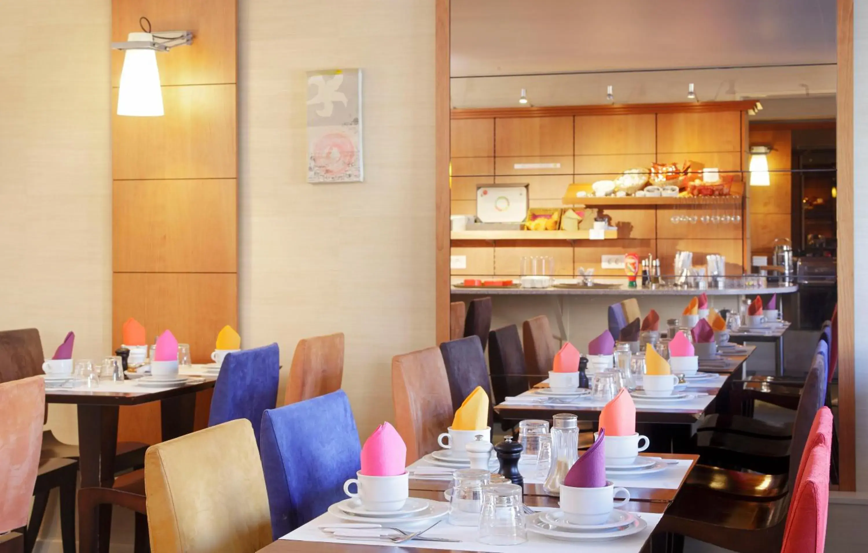 Continental breakfast, Restaurant/Places to Eat in Hôtel Londres et New York - Les Collectionneurs