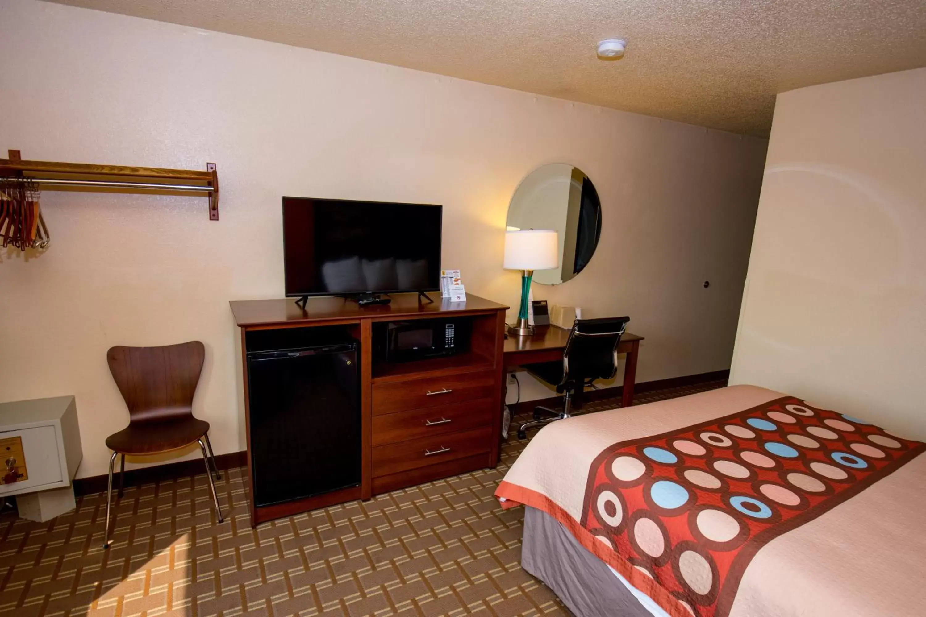 TV and multimedia, TV/Entertainment Center in Super 8 by Wyndham Altoona