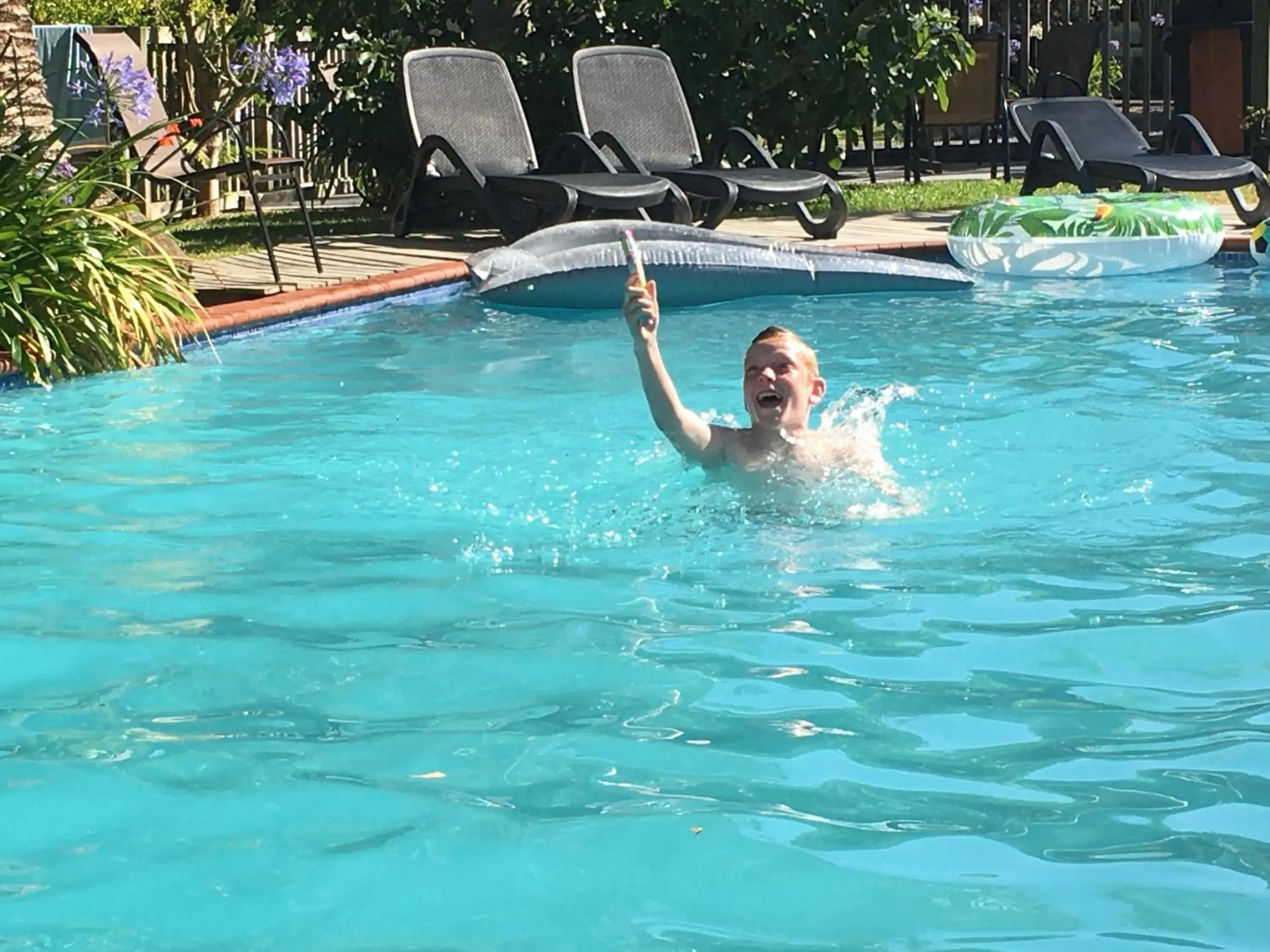 Guests, Swimming Pool in Colonial House Motel