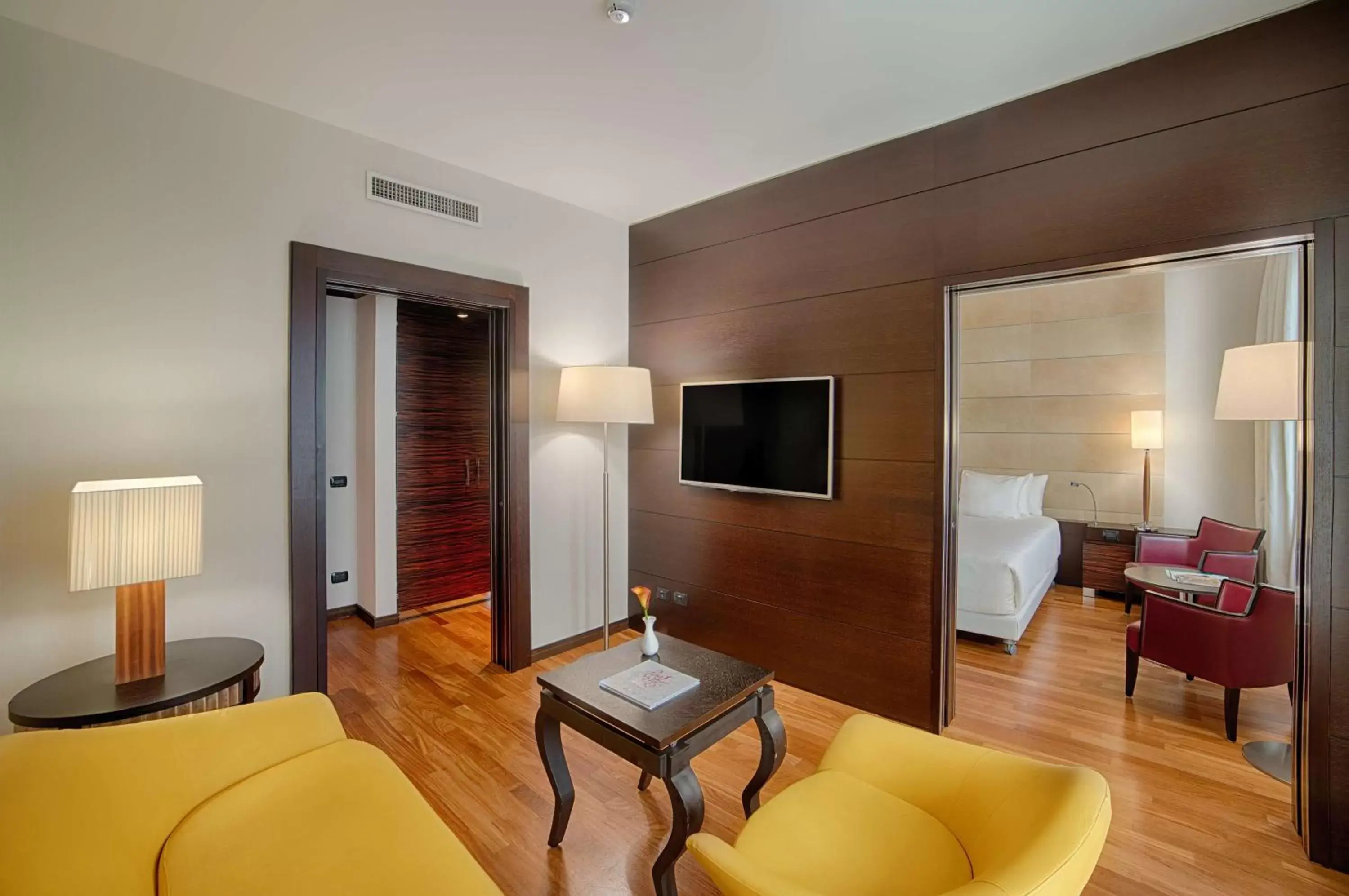 Bedroom, TV/Entertainment Center in NH Collection Milano President