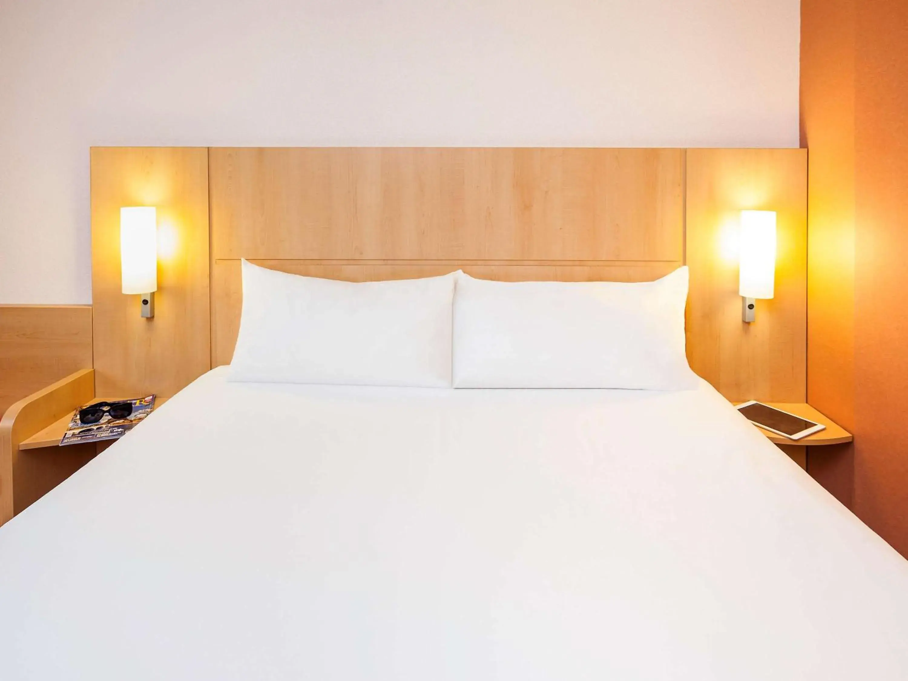 Photo of the whole room, Bed in Ibis Madrid Alcobendas