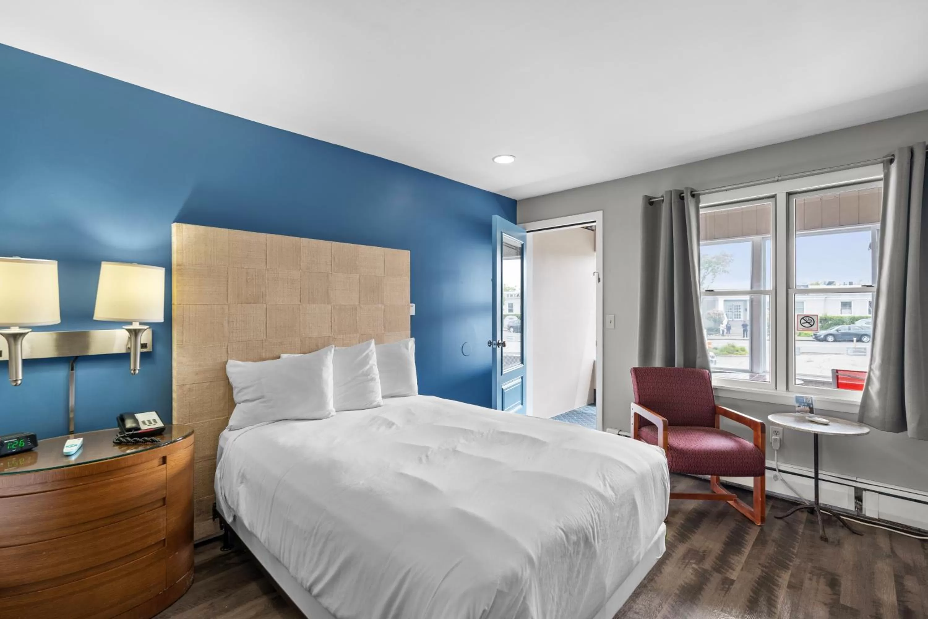 Property building, Bed in Trade Winds Inn