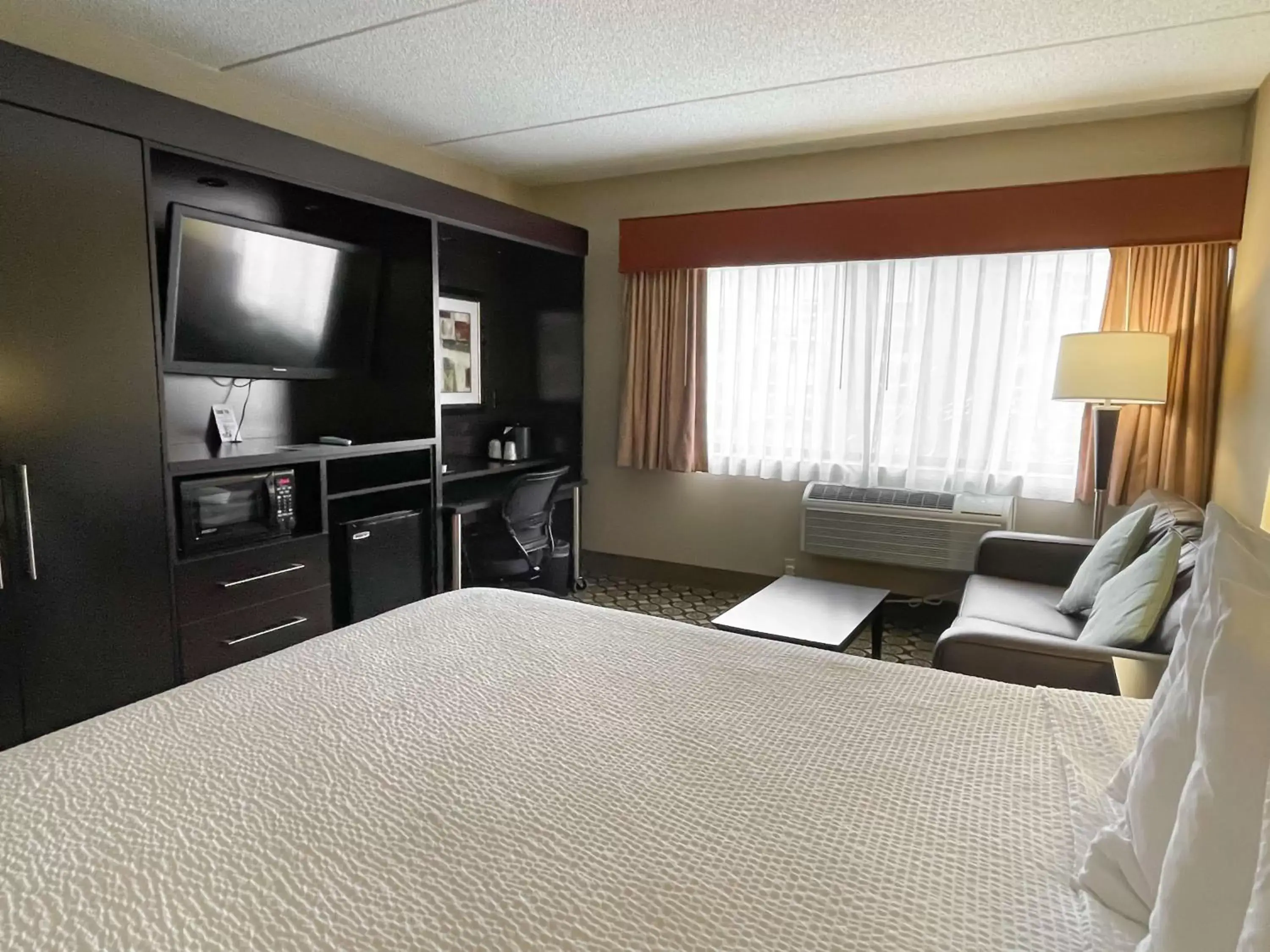 Bedroom, TV/Entertainment Center in Best Western Plus InnTowner Madison