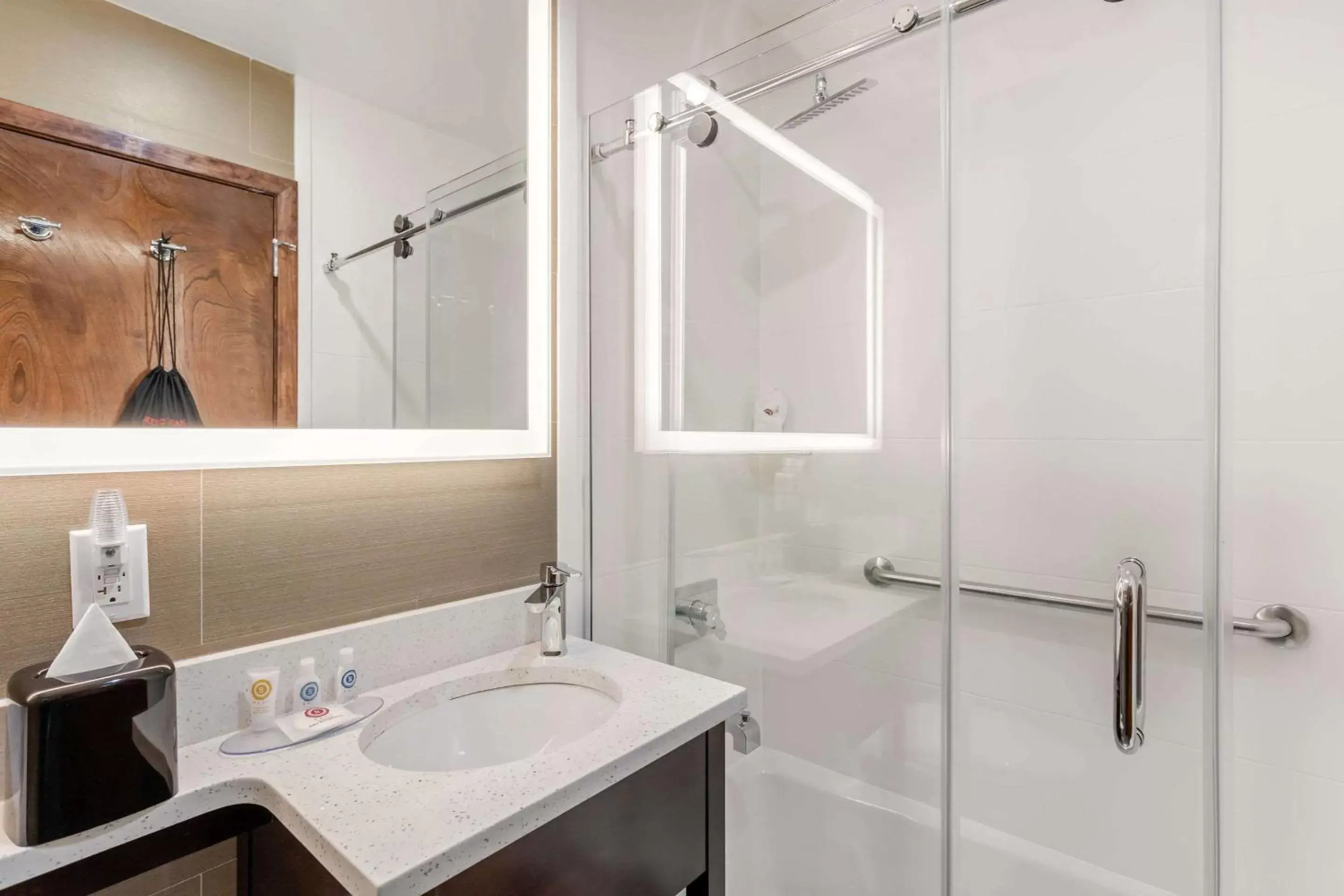 Bedroom, Bathroom in Comfort Inn Prospect Park-Brooklyn