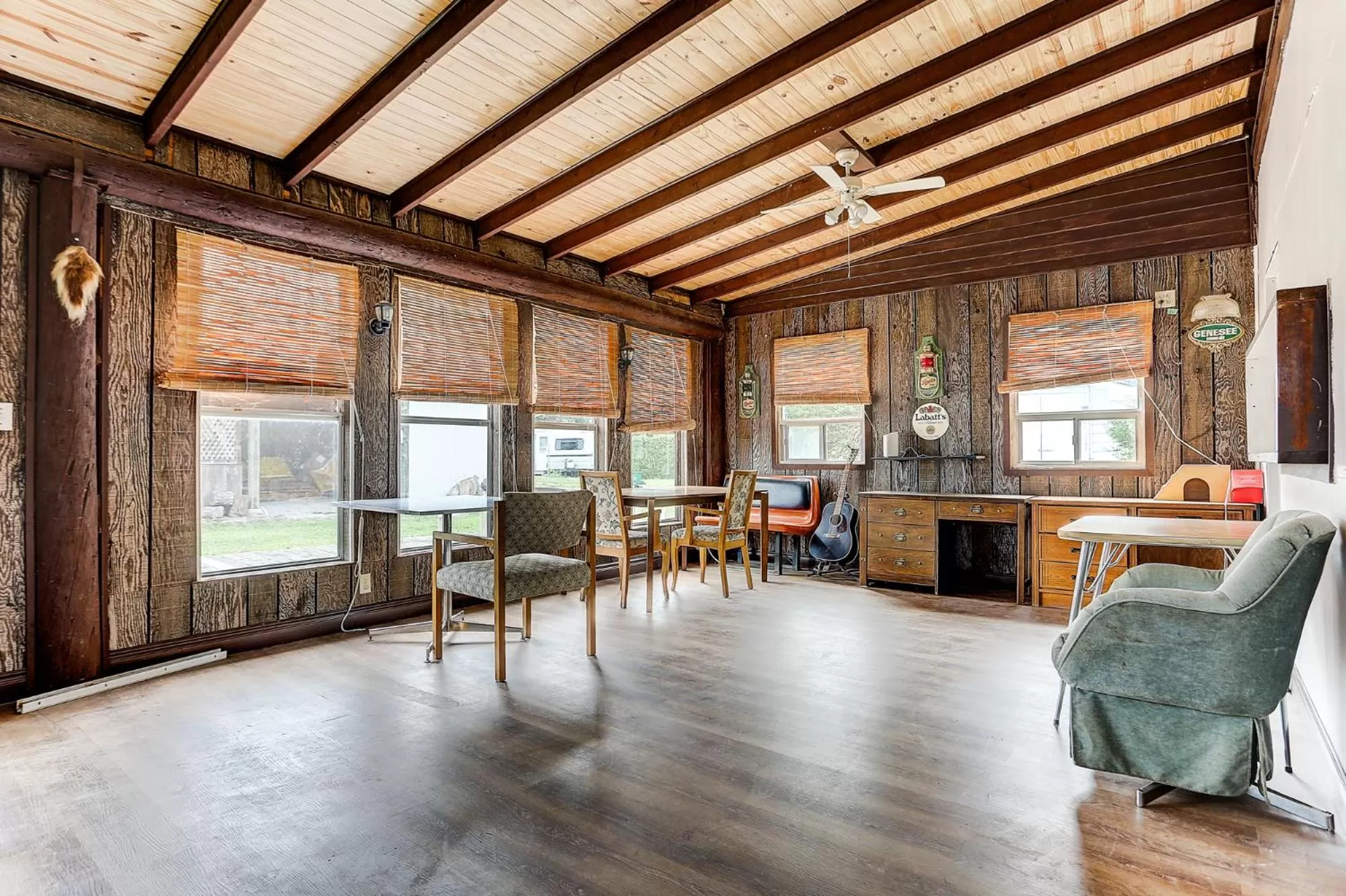 Living room in Stone Fountain Motel