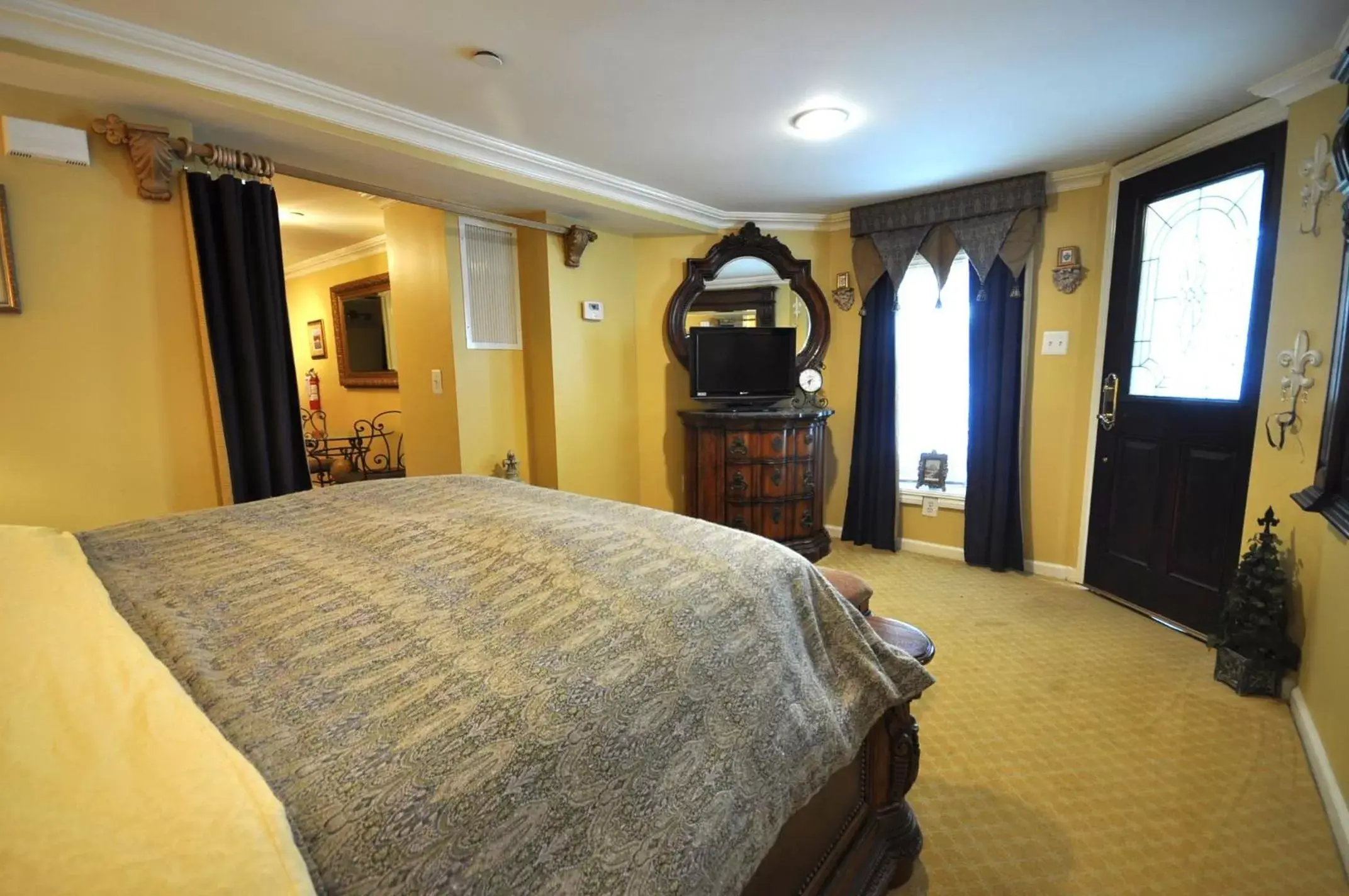 Bed in Atlantis Inn Hotel