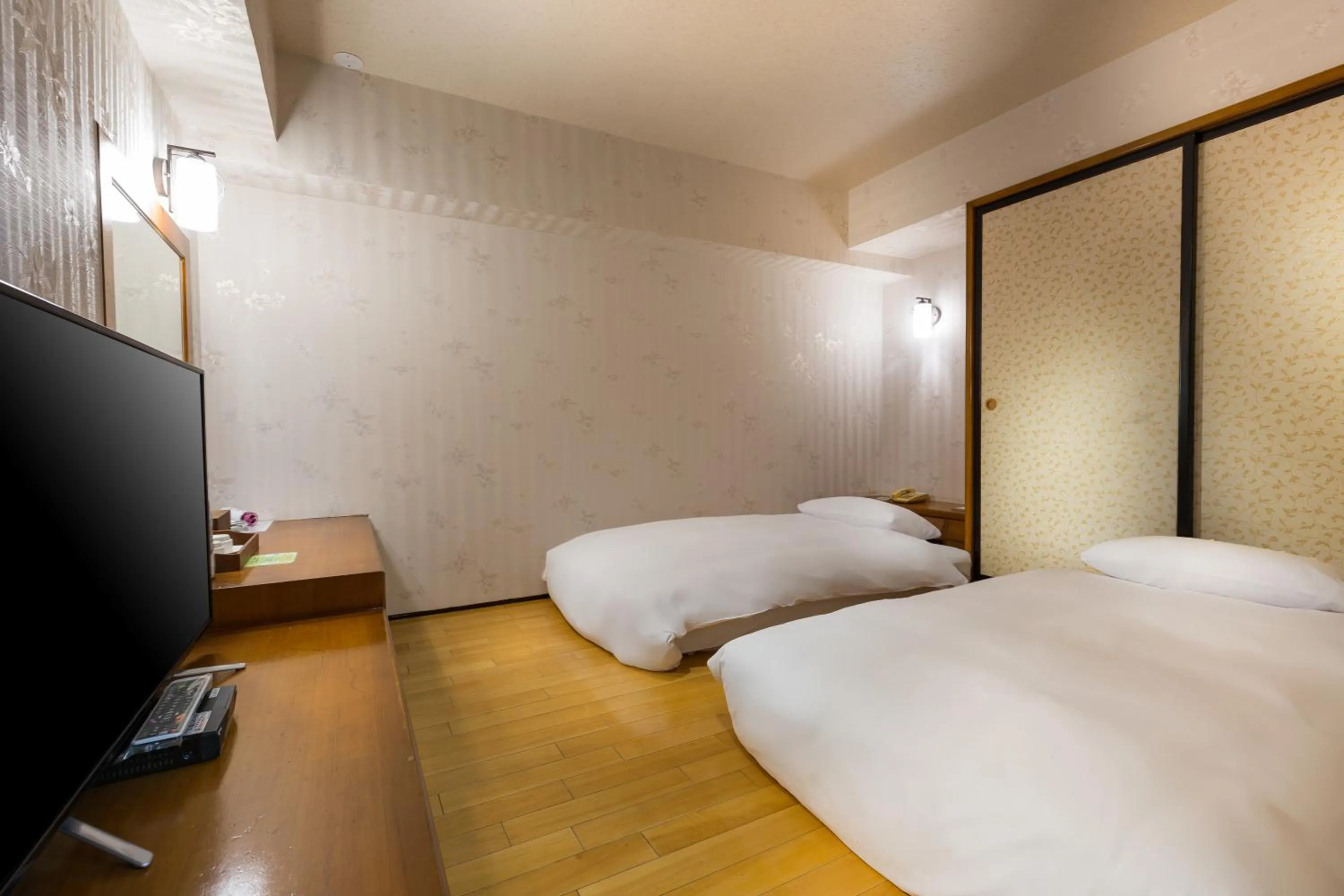 Photo of the whole room, Bed in Lishin Hotel