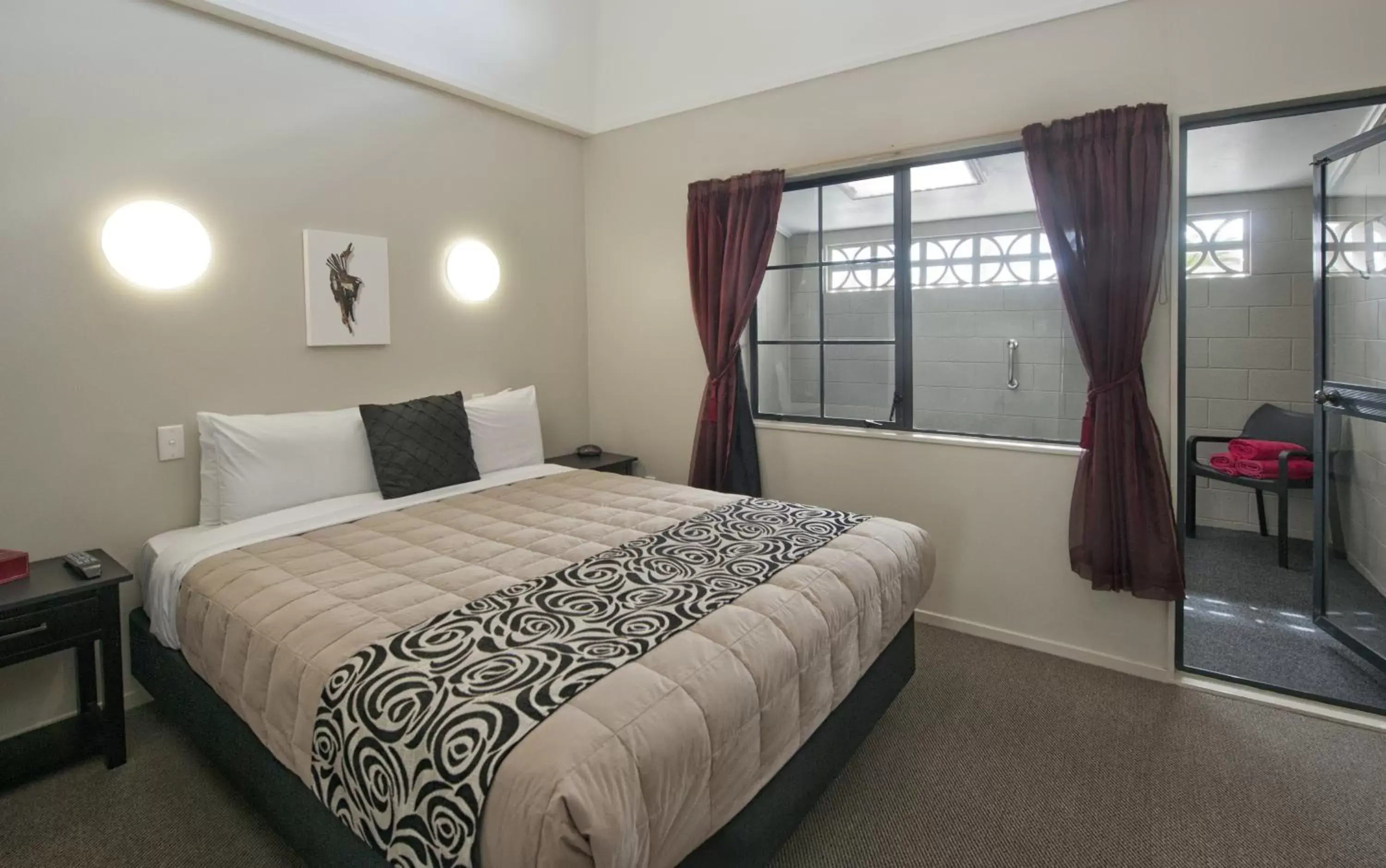 Bedroom, Bed in Sport Of Kings Motel