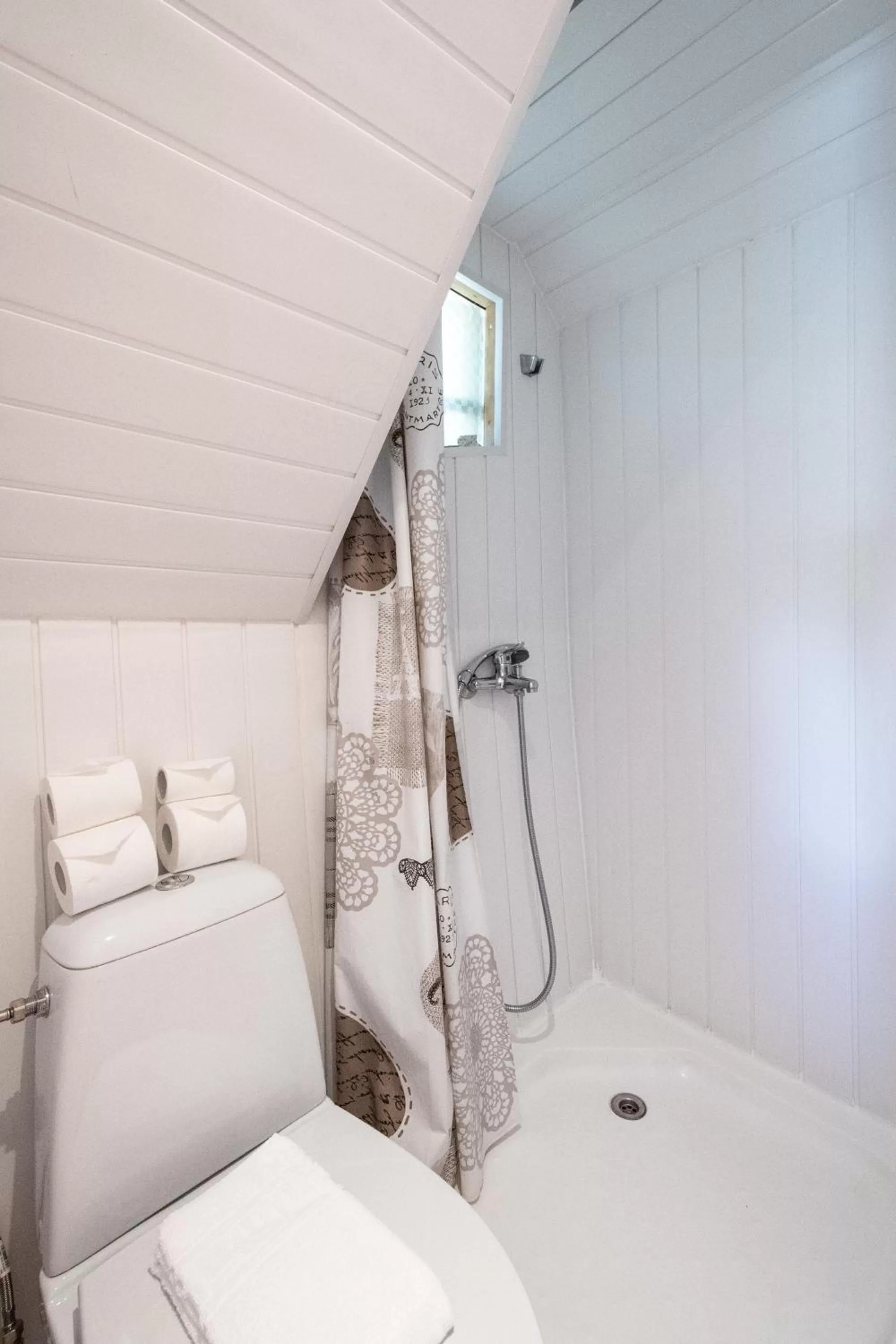 Bathroom, Bed in Le Village de la Champagne - Slowmoov