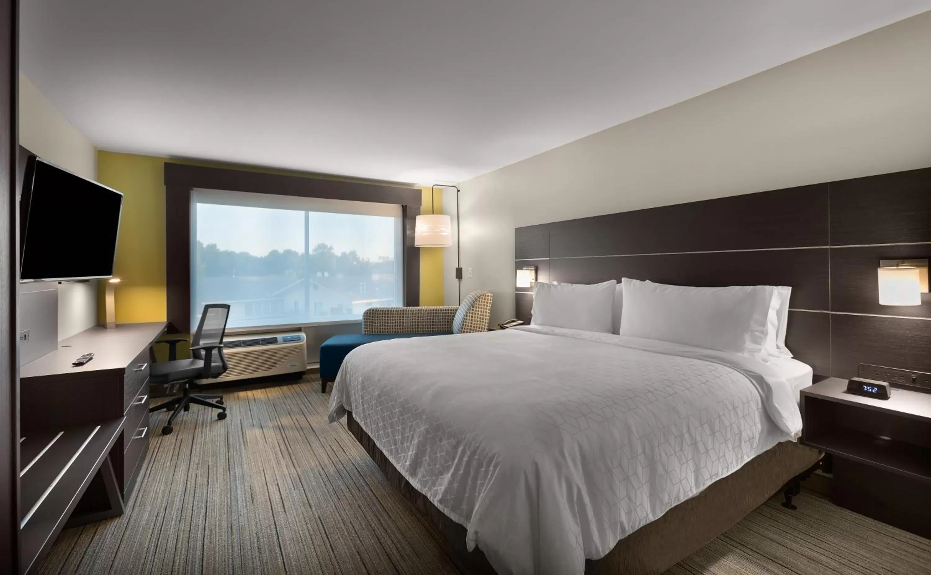 Photo of the whole room, Bed in Holiday Inn Express - Lake Park by IHG