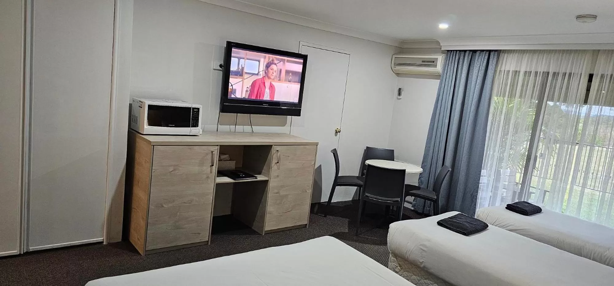 TV and multimedia, Bed in Tea Gardens Motel