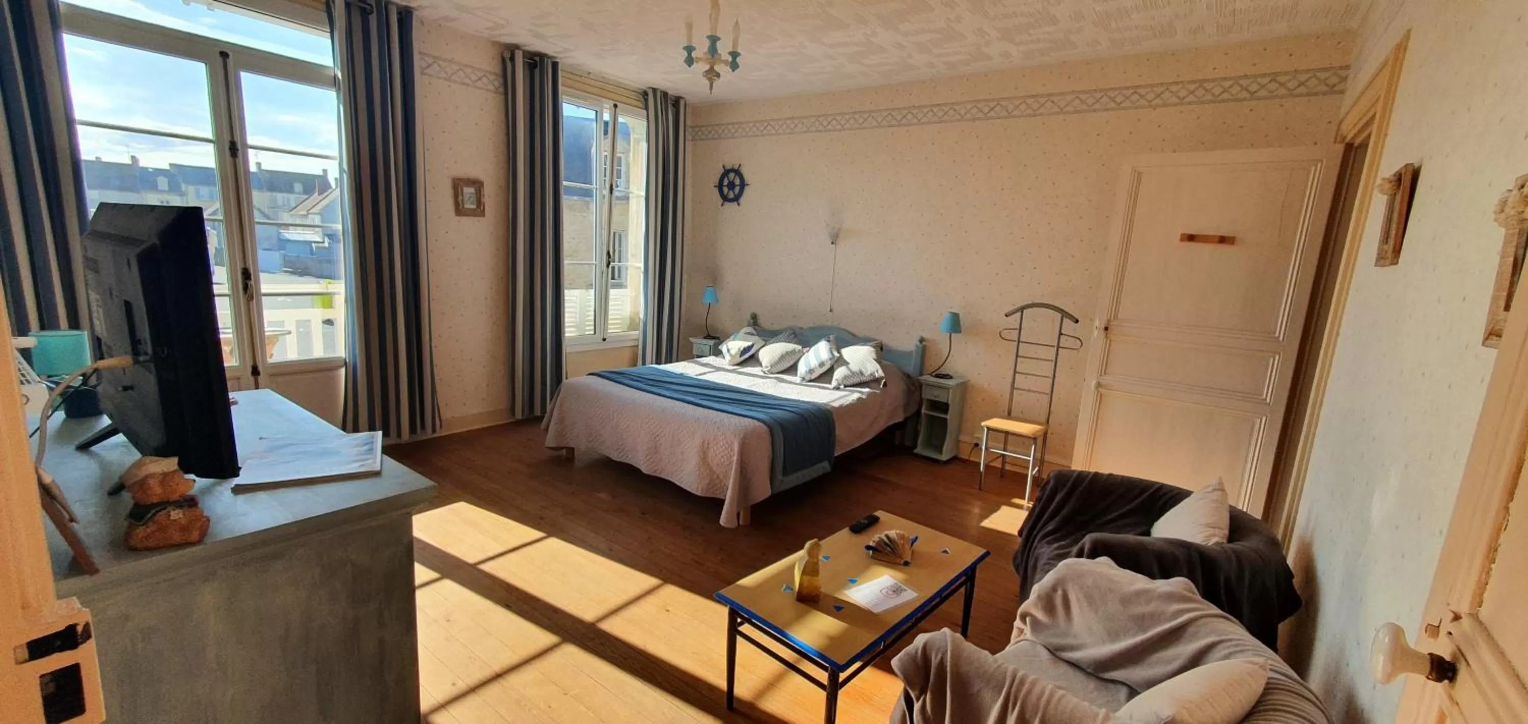 Photo of the whole room in JOYEUX REVEIL