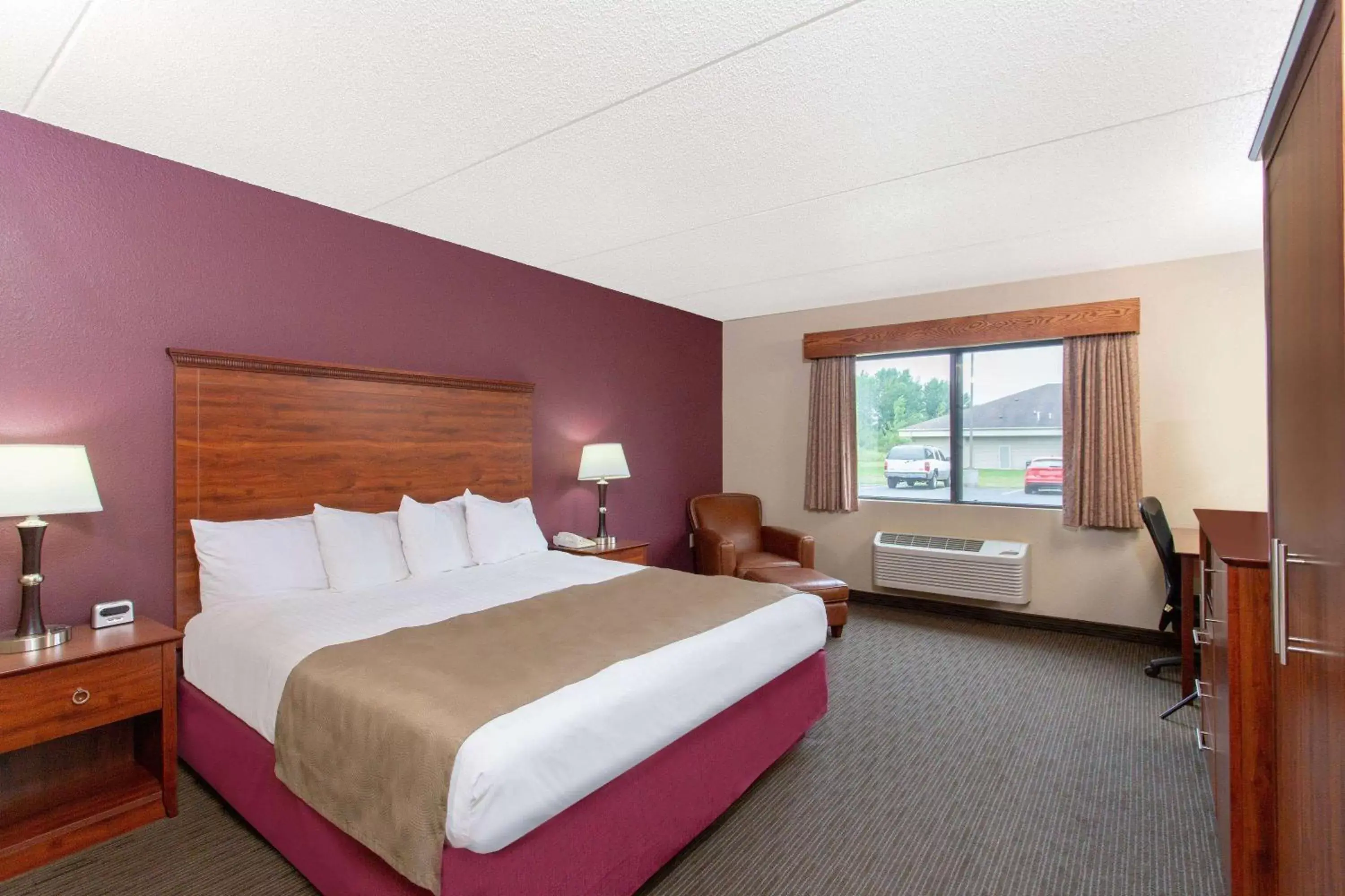 Photo of the whole room, Bed in AmericInn by Wyndham New London