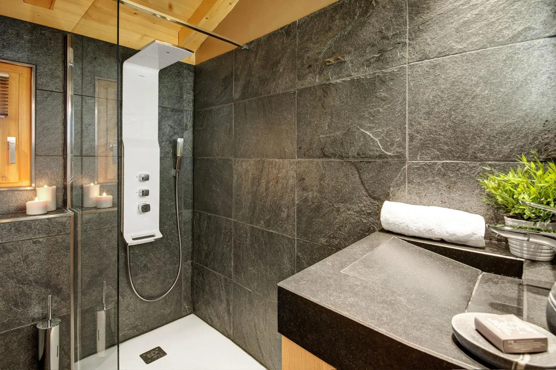 Shower in Chalet Inarpa - Appartements et Suites