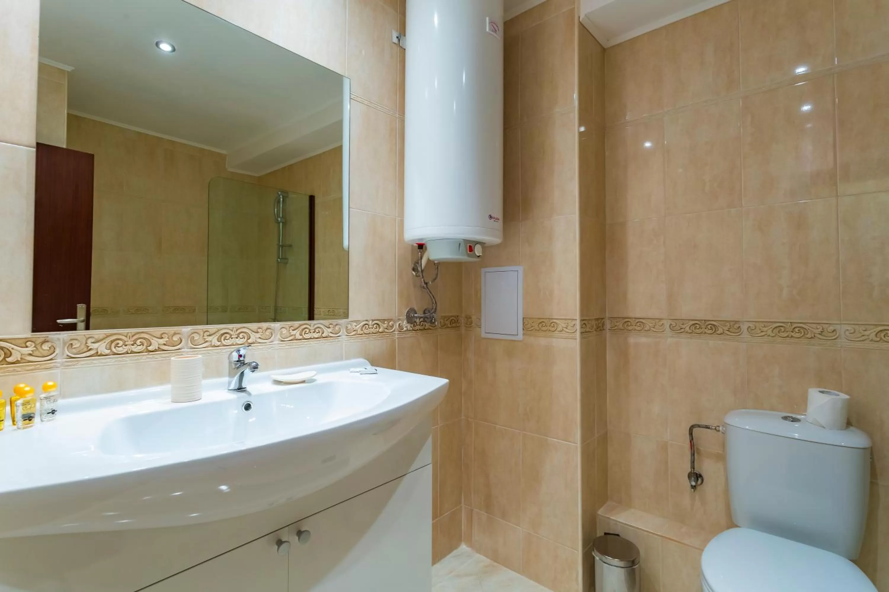 Shower in Rose Gardens Apart Hotel