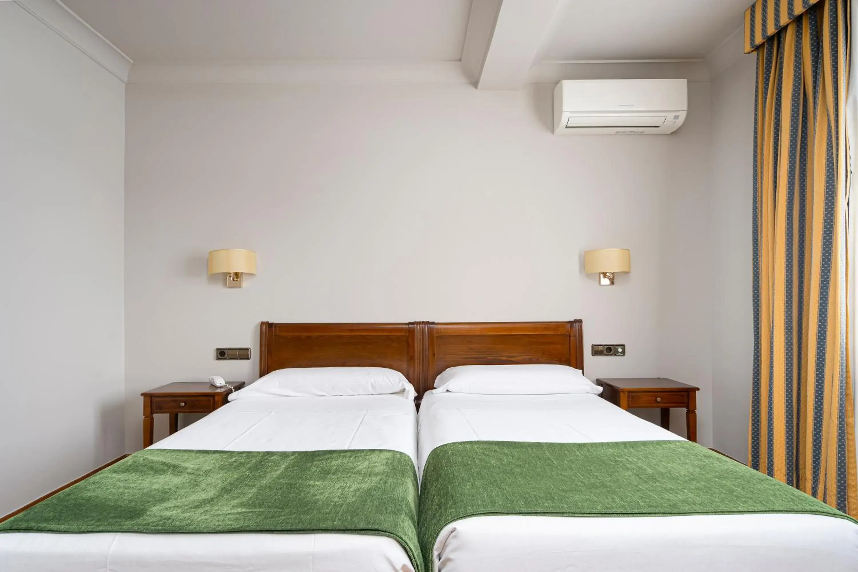 Photo of the whole room, Bed in Hotel Hernán Cortés Photo of the whole room, Bed in Hotel Hernán Cortés