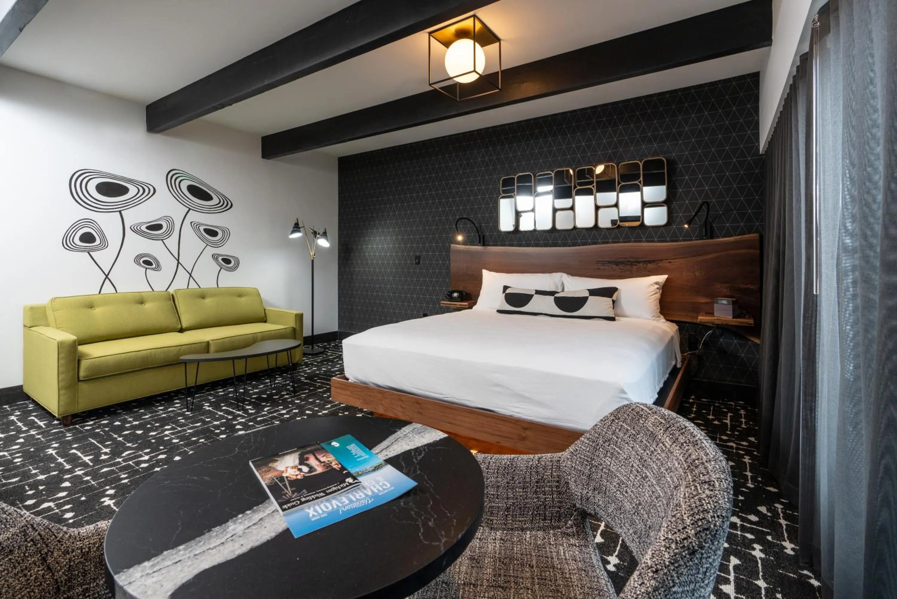 Bedroom, Bed in The Earl in Charlevoix