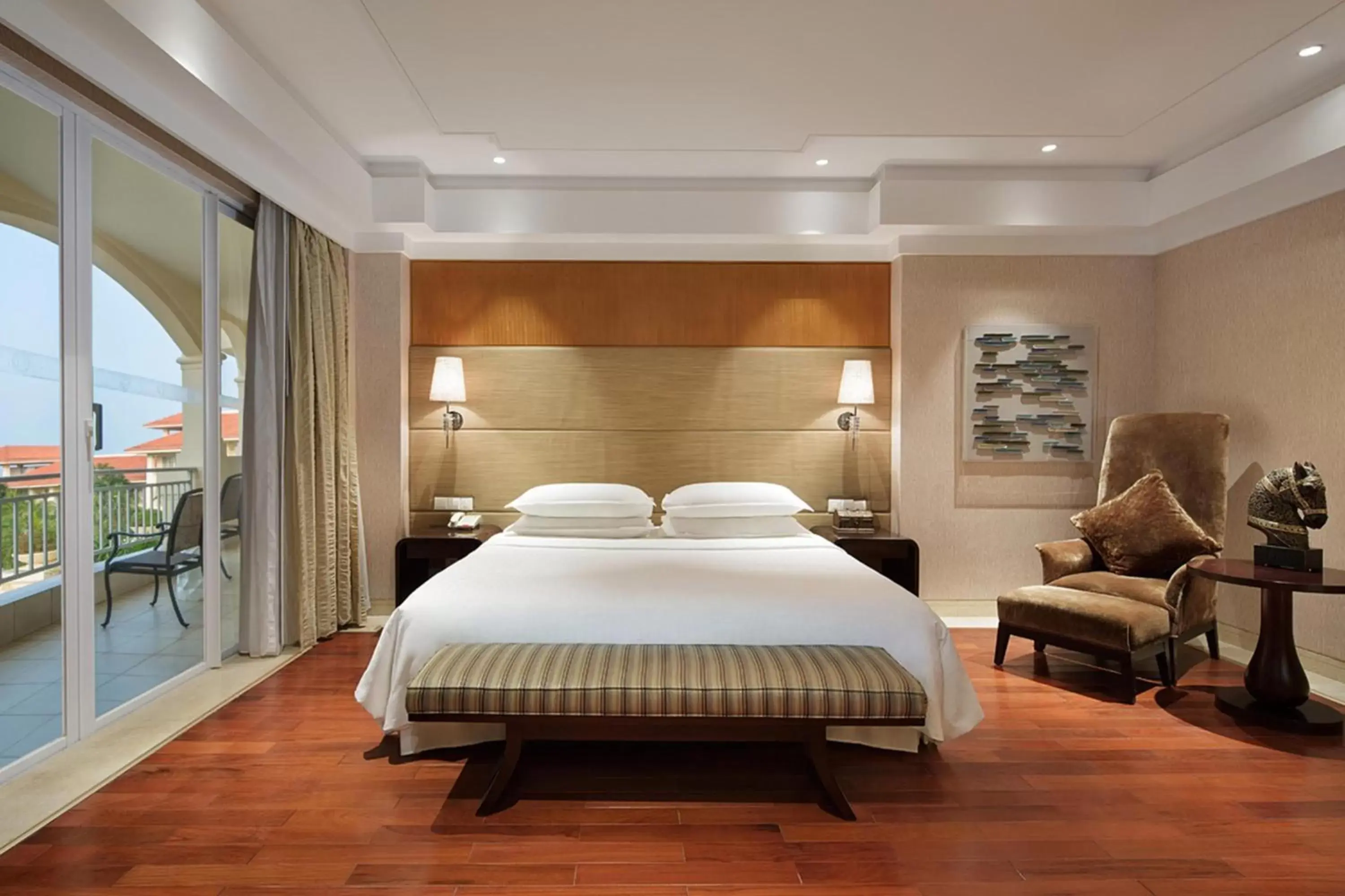 Bedroom, Bed in Sheraton Haikou Hotel