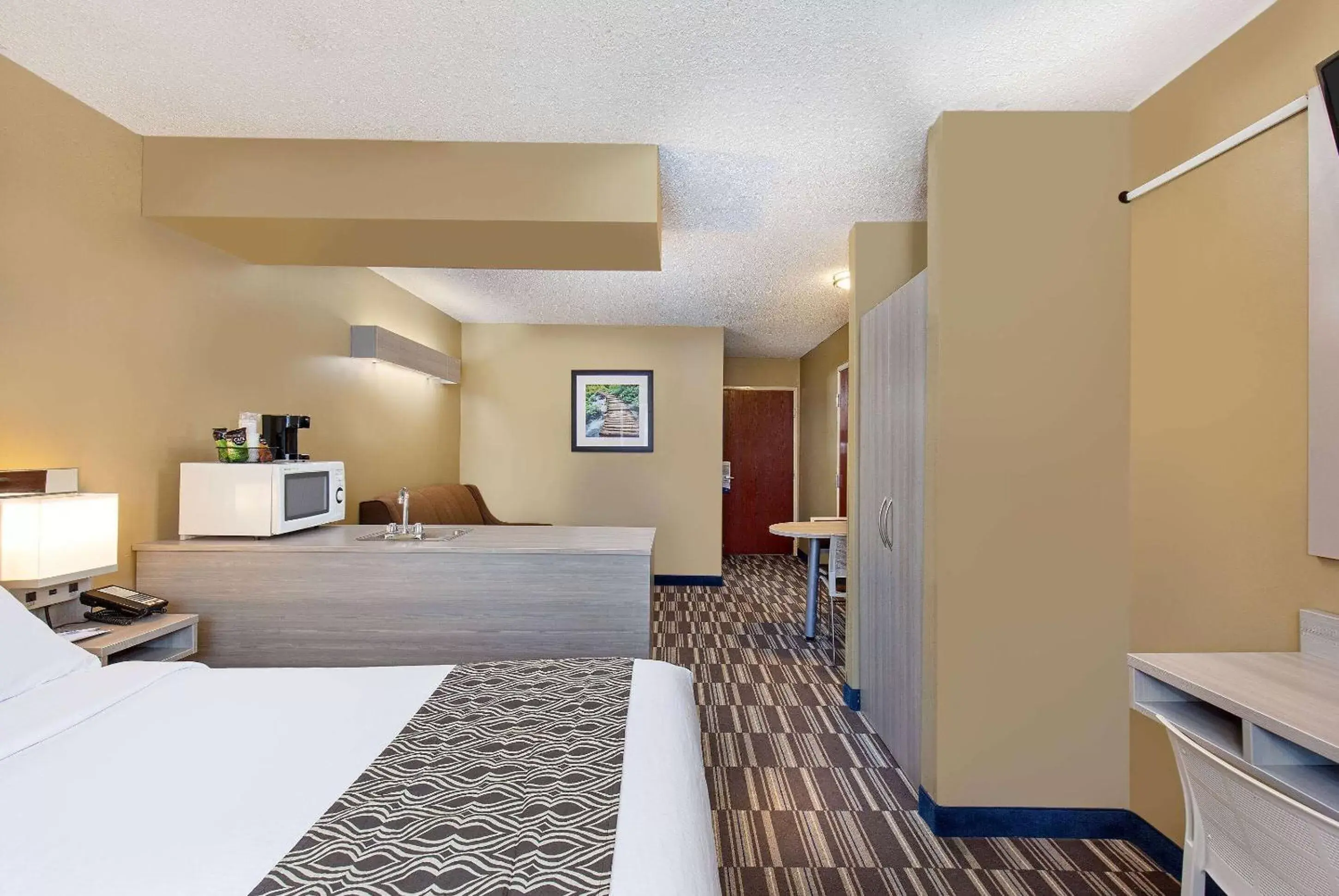 Bed in Microtel Inn & Suites by Wyndham Dry Ridge