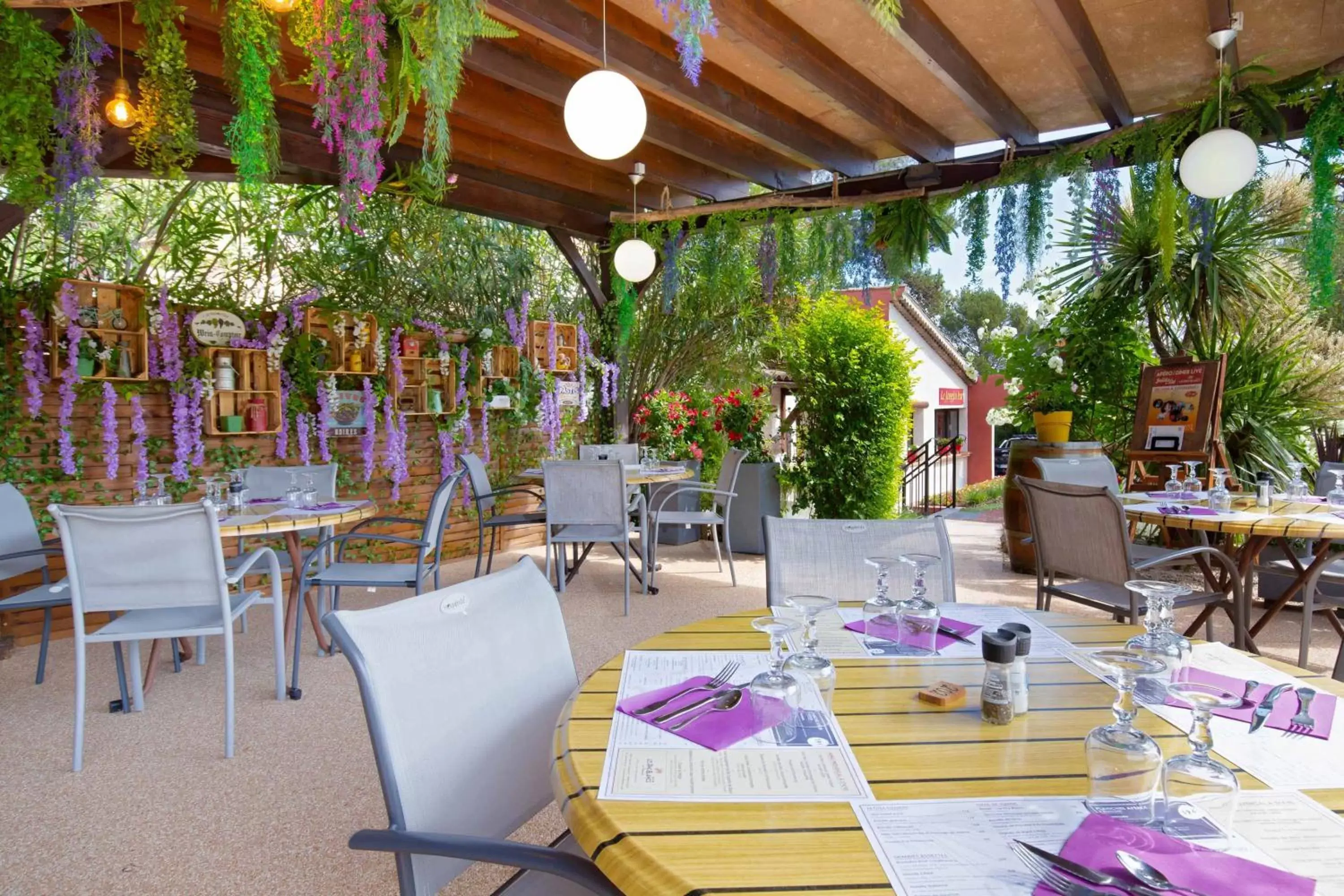 Restaurant/Places to Eat in Les Pins Blancs en Provence