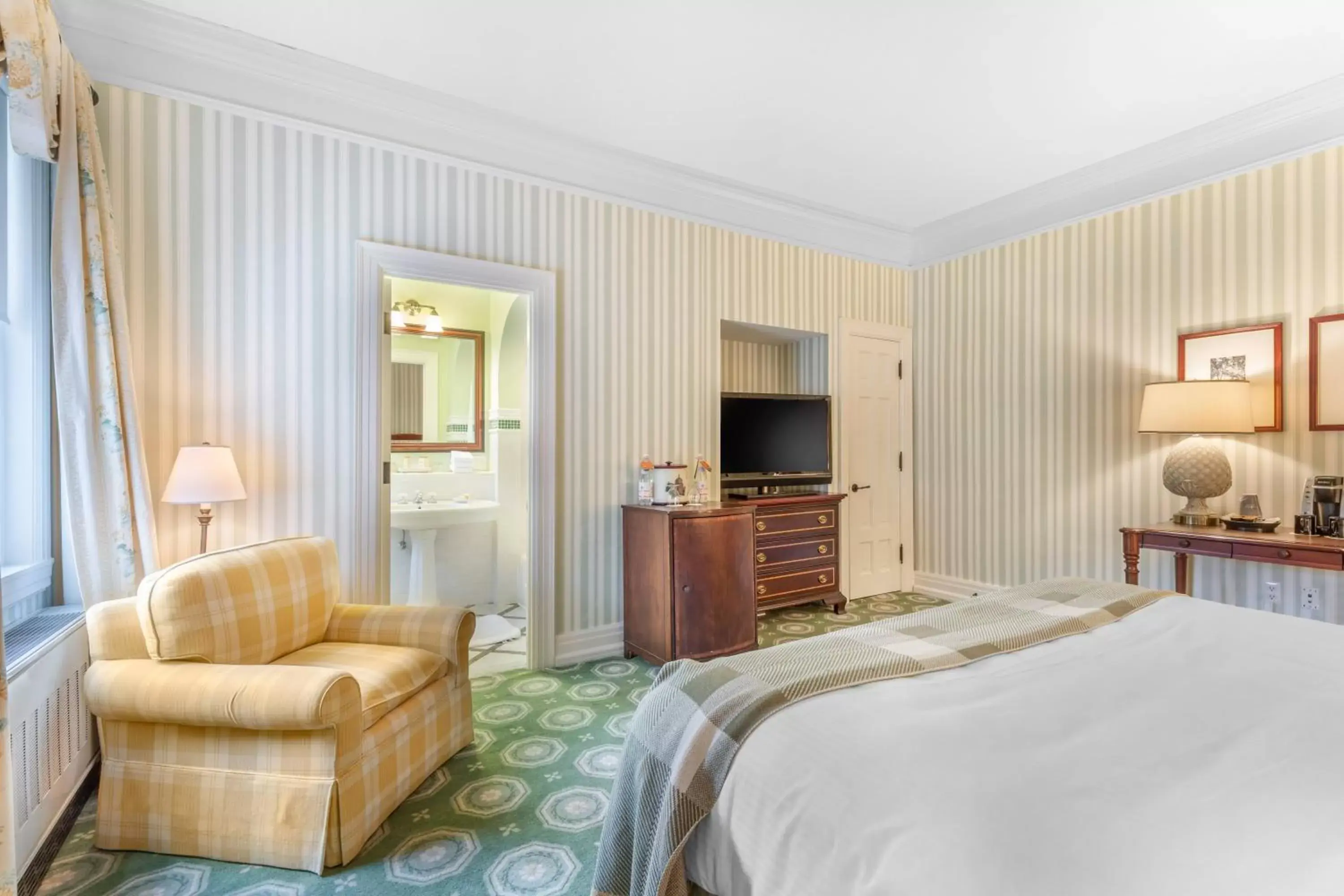 Bedroom, TV/Entertainment Center in The Omni Homestead Resort