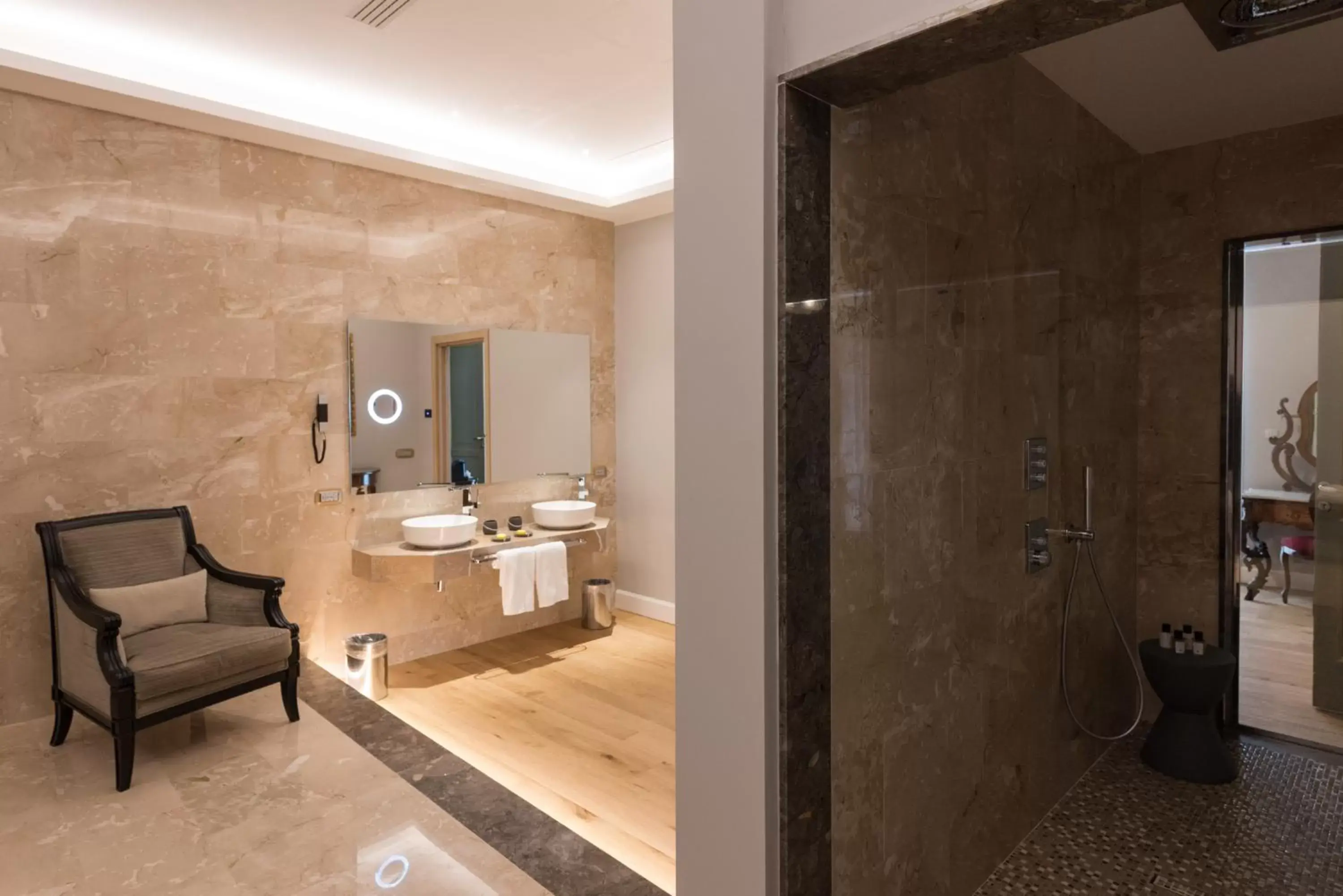 Shower, Bathroom in Grand Hotel Et Des Palmes