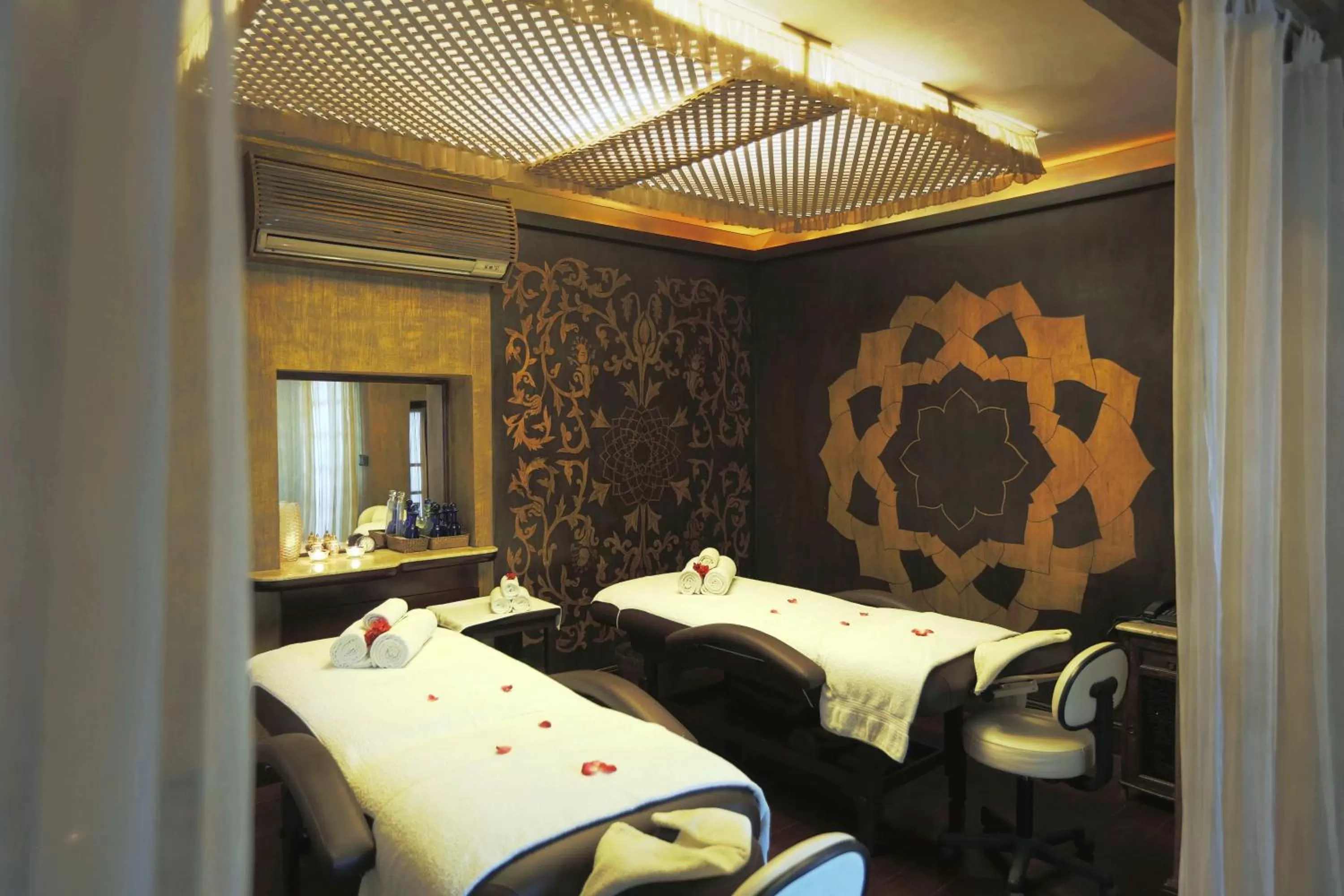 Spa and wellness centre/facilities, Bed in Ajit Bhawan - A Palace Resort