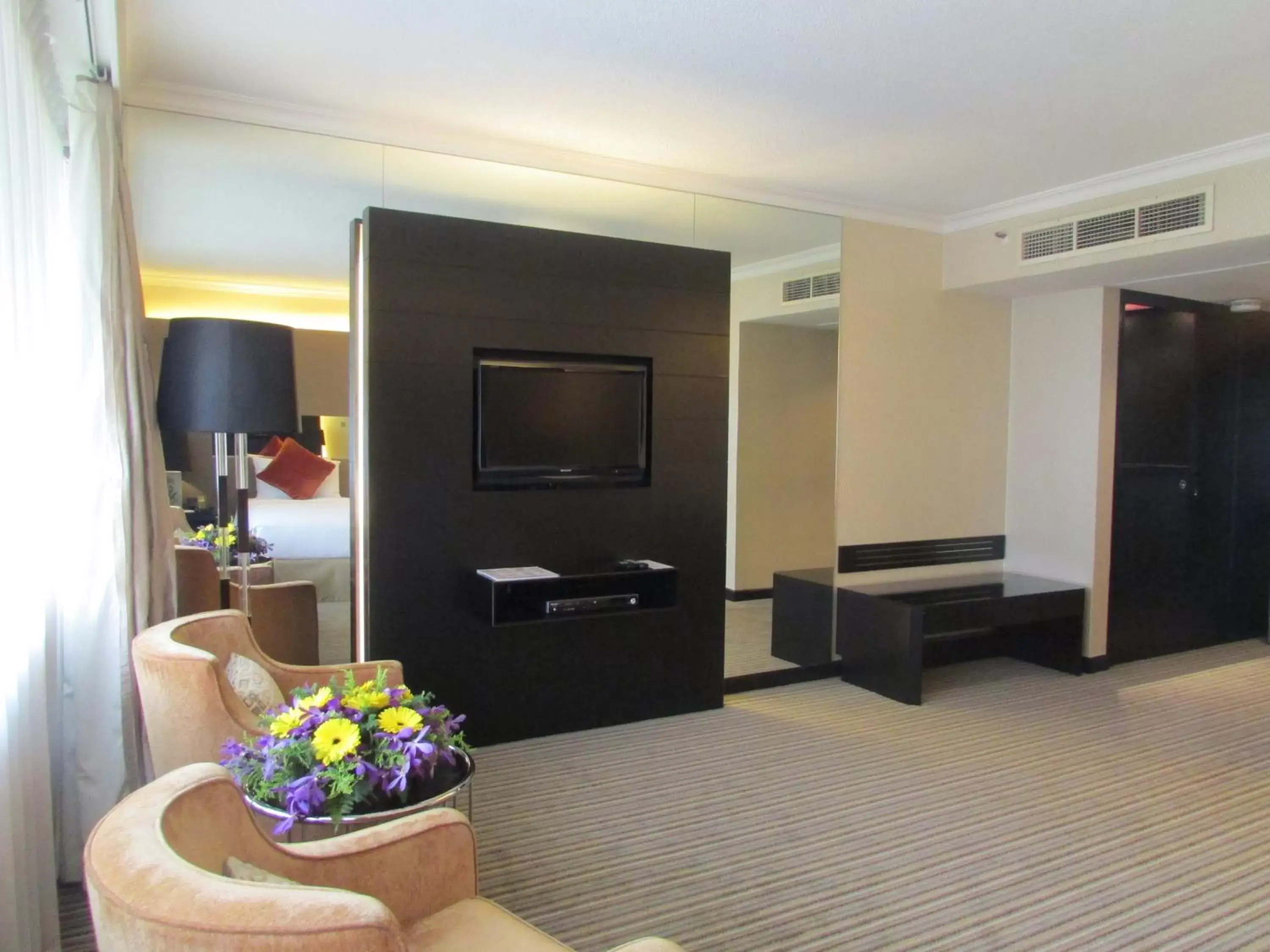 Bedroom, TV/Entertainment Center in Concorde Hotel Singapore