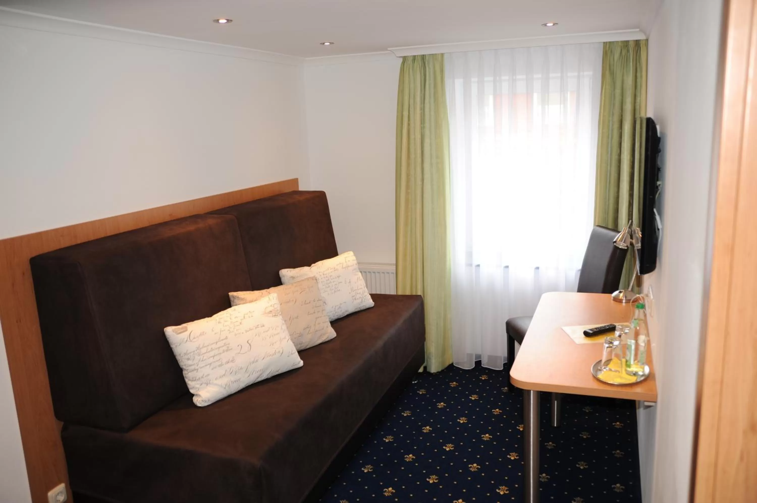 Communal lounge/ TV room, Bed in Hotel Post - regionales großes Frühstücksbuffet - auch GF & LF